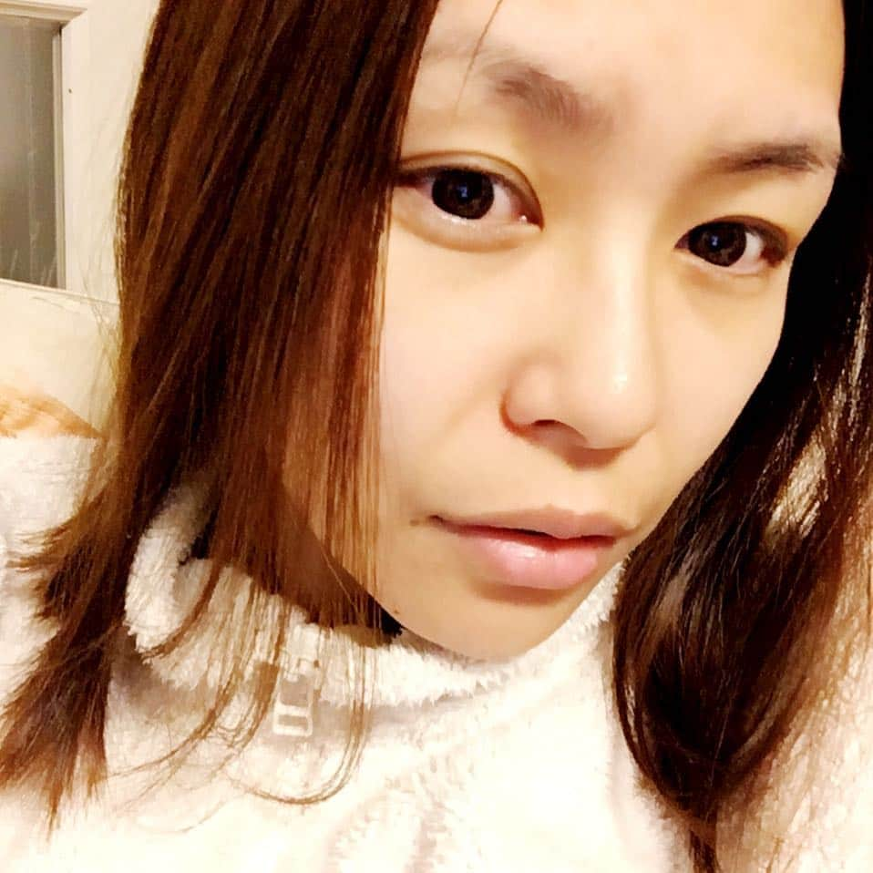 佐藤幸子のインスタグラム：「目が赤いのに写真加工したら赤くなくなってなんの写真だか分からなくなった。 #加工なしではのせられない #花粉症の脅威 #すっぴんは即加工」