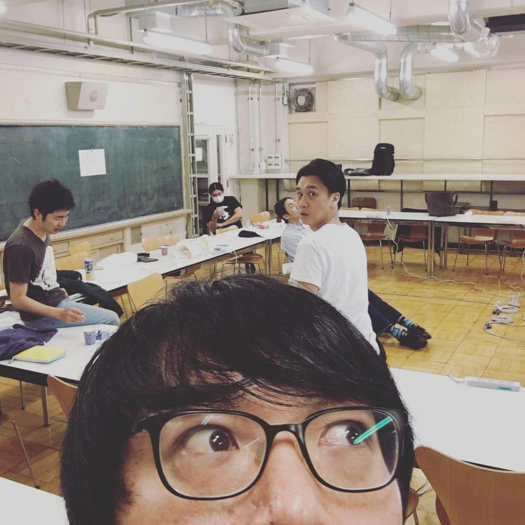 押見泰憲さんのインスタグラム写真 - (押見泰憲Instagram)「隠し撮りに気づくタイプの男児玉。ユニットコントライブ「しずる池田がフル回転」稽古中。#ハイキングウォーキング鈴木Ｑ太郎#グランジ五明#しずる池田#サルゴリラ児玉#渡辺直美#犬の心押見#ゴージャス村上#しずる池田がフル回転#ルミネtheよしもと」3月14日 21時18分 - oshimi_yasunori