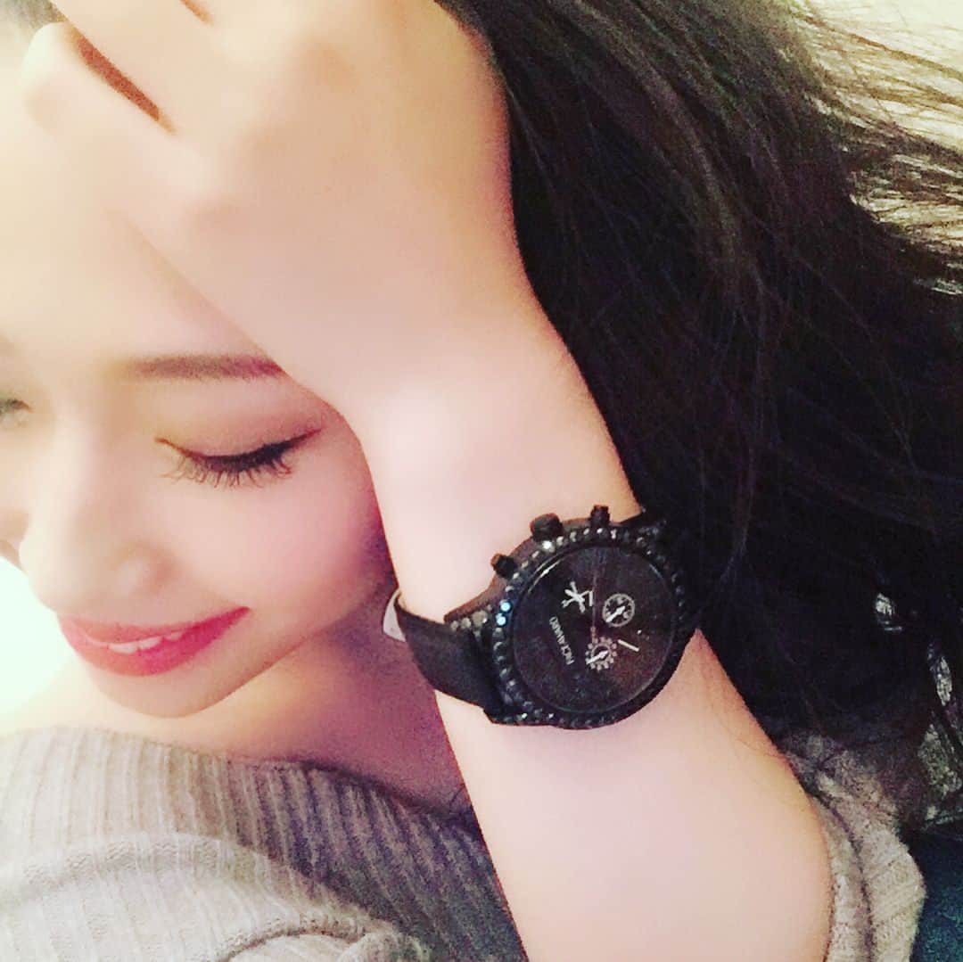 佐山愛のインスタグラム：「・ みなさん、どんなホワイトデーを お過ごしでしょうか？💝 ・ 私はジムで汗を流し、 お家帰ってからまったりのんびり… そんな1日でしたw ・ ただの日常です🤣 ・ ・ けど少し前に、 早めのホワイトデーってことで FACEAWARD @faceaward_jp の 腕時計をもらったった⌚️✨✨ ・ 前にもご紹介したのだけど、 キラキラのジルコニアに 中のムーブメントは安心の日本製という ハイクオリティかつリーズナブルなお値段🤑💋 ・ ここのmen'sラインも欲しいなぁ なんて言ってたら、 プレゼントで頂いちゃったのです💝 ・ うれぴっぴ♪♪ ・ ・ 冬は厚着で長袖だし 腕時計つけてても見えないけど、 最近あったかくなってきたから この子を魅せるファッションも 楽しめそうでワクワクすっぞ！！ ・ ・ #faceaward #腕時計 #セレブのtoywatch #watch #ワンタッチの着脱で楽チン  #キラッキラ #ジルコニア #ダイヤ  #自分用にもプレゼント用にもおすすめ❤︎ #ホワイトデー #whiteday  #プレゼント #present」