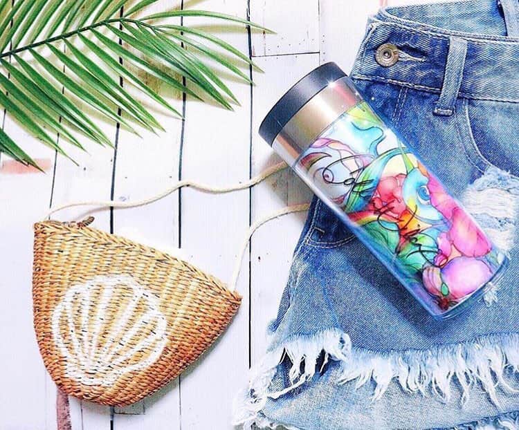 ラレイアのインスタグラム：「🌴 #フォトジェニック NO.1💓💓💓 @colleenwilcoxart × @laleia_official コラボタンブラー☺️🌈 人気なアート #paradise デザイン🌺 是非checkしてみてください🙌✨ ・ THANK YOU #Repost @mar1990_ ♡♡♡ ・ #colleenwilcox#colleen#hawaii#aloha#new#beach#surf#goods#laleia#rakuten#タンブラー#マイボトル#カフェ#インスタ映え#ハワイ#アロハ#ラレイア#楽天」