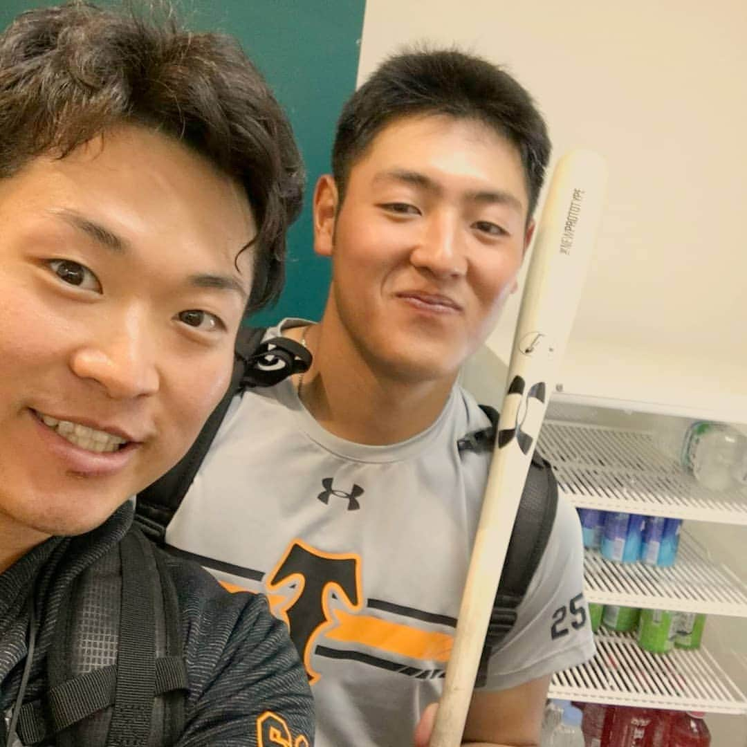 読売巨人軍さんのインスタグラム写真 - (読売巨人軍Instagram)「#中井大介 選手& #岡本和真 選手 #本日のヒーロー  #ホームラン  #決勝打  #笑顔  #仲良く二人で  #バット  #巨人  #ジャイアンツ  #読売ジャイアンツ  #giants #奮輝  #自撮り #セルフィー  #福岡」3月14日 22時12分 - yomiuri.giants