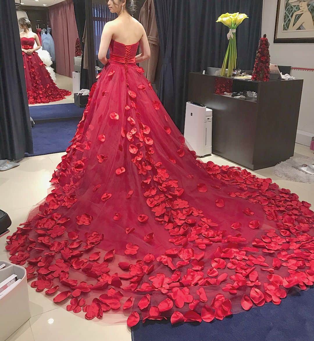 のインスタグラム：「* * 花びら #ドレス が素敵🌹💕 エレガントな赤の #カラードレス は #大人花嫁  さんにぴったり❤ * * ……………………………………… ❣️編集部からのお知らせ オフィスで一緒に働いてくれるアルバイトを募集中です💕 詳しくは本日のストーリーズをチェック✨ ……………………………………… * * こちらのお写真は #ウェディングニュースブライズレポーター 💋  @__.a.wedding.__  さんからリグラムさせいただきました🌟 * #ウェディングニュース のタグにお写真を投稿してくださり、ありがとうございました😊✨ * * * #Aライン の赤のカラードレスにたくさんの花びらが施されたエレガントなドレス👗❤🌹 * 胸元のリボンやたくさんの花びらがとても華やかです😊💓 * Aラインとお花のボリュームのバランスが絶妙でオシャレなドレスですよね❤ * こちらは @s.eridress さんのドレスだそうです✨ * #ドレス迷子 の花嫁さんはぜひ参考にしてみてくださいね❤ * * * * ……………………………………………………………… ❤️WeddingNewsとは？❤️ * * 花嫁のリアルな”声”から生まれた 花嫁支持率No1✨スマホ専用アプリです📱💕 * * 🌸知りたい… #結婚式準備 に役立つ記事を毎日150件配信中♩ * 🌸見たい… インスタの #ウェディング 系投稿TOP100が毎日アプリでチェックできる＊IG画像の複数ワード検索も可♩ * 🌸叶えたい… 全国・海外の結婚式関連の予約サイトが大集合♩詳細はをチェック⬇︎ * * プロフ画面のURLをからDLしてみてね✨ ……………………………………………… ❤️WN予約コンシェルジュとは？❤️ * * 式場 ・フェア・二次会・エステ・ドレス・フォト‥ * 花嫁の夢を叶える、結婚式関連の予約サービスがWeddingNewsアプリに大集結📱💕 * 更に、アプリ・LINEから予約・問い合わせをすると *30 🎁《各サイト特典》＋《WN限定特典》が貰えて２倍お得🉐 * 詳細はアプリの予約ページをチェックしてね✨ * * 💚LINEで無料相談💚 * こんな条件のプランや式場はある？自分１人で決められない。。など、予約メニューに関してお悩みの方は予約コンシェルジュに気軽にLINEから相談してね♩ * * LINEの登録は @weddingnews_concierge のURLから行えます✨ ……………………………………………… ❤️ウェディングフォト ・ムービー❤️ * 随時募集中💕あなたの #結婚式 関係の写真・動画を投稿してください✨  #花嫁 さんに限らず、業者・作家さんも大歓迎♩ * ①【写真・動画】はウェディングニュース * ②【ヘアメイク】に関しては WNブライダルヘア * のハッシュタグをつけて、IGにアップしてください♪ * 特に魅力的な投稿は  #ウエディング ニュースの公式IG（毎日のCM含む）・アプリ内・webメディアBLESSにてご紹介させて頂きます🙇✨ * たくさんの投稿をお待ちしています😍💕 * * #プレ花嫁 #結婚準備 #結婚  #カクテルドレス #2018秋婚 #ウェディングドレス #披露宴 #お色直し #大人可愛い #ブライダル #ドレス選び #ドレス試着 #ホテルウェディング #2018冬婚 #二次会 #エレガント #卒花嫁 #ロングトレーン」