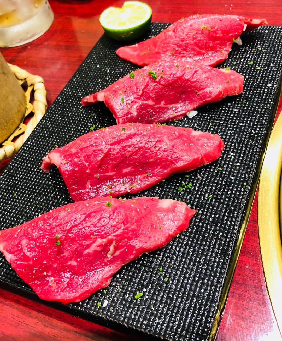 たかはしゆいさんのインスタグラム写真 - (たかはしゆいInstagram)「まーちんと打ち合わせ&ごはん♪ まーちん恥ずかしがり屋さんなのか顔半分(笑)みなさんにステキなものをお届けできるようにがんばります（＾ω＾） #打ち合わせ #ごはん #焼肉 #赤身 #ヘルシー #元気の源 #浜町 #meets #healthyfood #dinner #japan #tokyo #hamacho #たかはしゆい」3月15日 0時49分 - t.yuirin