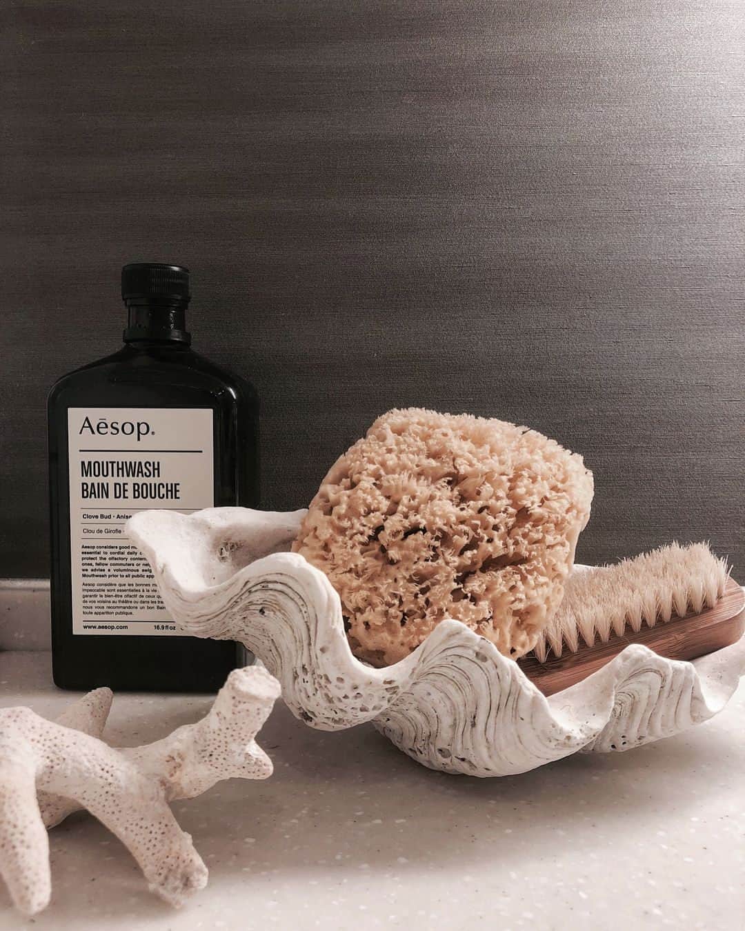 JUNNAさんのインスタグラム写真 - (JUNNAInstagram)「我が家で愛用中のクロール＆デネッケのボディーケアアイテム🐚 2枚の写真は海綿スポンジ！！ 海綿は、人間の皮膚組成に近い繊維状のたんぱく質(アミノ酸)で構成されていて、皮膚への刺激も少なく、体に必要な脂も落としすぎることなくやさしく体を洗い上げます！ 敏感肌、アトピーなどのお肌のトラブルを抱えている方はもちろん、デリケートな肌のお子様や赤ちゃんの沐浴用ベビースポンジとしても、使えてとってもオススメ🖤 @etretokyo  にてお取り扱い中です。 ※ストーリーに動画バージョンもUPしています🧜‍♀️ #junna🏠」3月15日 10時57分 - junna