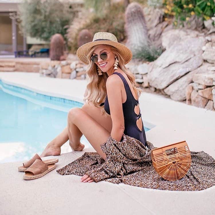 マットバーンソンのインスタグラム：「Poolside posing w/ @apinchoflovely」