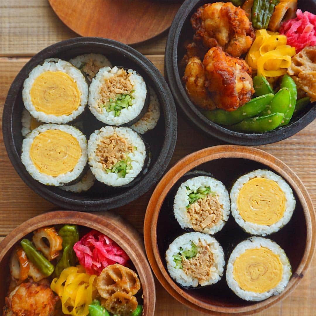 CHIKAのインスタグラム：「今日のお弁当🍱 *. ツナそぼろきゅうり巻きとたまご巻きにジンジャーレモン唐揚げおべんでおはようございます♡ *. 5回目の結婚記念日を迎えた朝🙊💓 覚えてたはずなのにすっかり忘れてて一昨日義理の妹ちゃんのフライングおめでとうで思い出した😝🌀 週末はお決まりの桜のモンブランタルト作ってきくりんの大好きなお肉料理をモリモリ作ってゆっくり過ごそうと思います😚💖 *. 大好きなジンジャーレモンソースで下味をつけた唐揚げ、美味しすぎてリピ決定😍💕💕 そして、最近太巻きの黄金比を職場の先輩から教えてもらって、今までご飯の量とか適当に作ってたから安定して作れるようになってきた〜💃💃💃💓 海苔1枚にご飯140ｇの黄金比、ぜひ試してみてね😘 びっくりするほど上手に作れちゃうよ☺️👌💓✨ 太巻きに使っただし巻きの産直たまごとツナそぼろのツナはパルシステムで買ったもの🍴😋💖 ツナはノンオイルだから汁ごと炒めて柚子胡椒風味に仕上げたら美味しくてつまみ食いが止まらなかった🙈💗💜 餌にこだわってるというたまごも臭みもなく味がしっかりしてて美味しかった〜☺️💛✨ そんなこんなの木曜日♡ ぽかぽかお天気の中のお仕事だけど美味しいご飯でテンション上げて、元気いっぱい笑顔で頑張りましょーね😚💋💓✨ *. *. *. #お弁当#弁当#曲げわっぱ#わっぱ#わっぱ弁当#旦那弁当#ちか弁#詰めるだけ弁当の会#とりあえず野菜食#暮らし#常備菜#作り置き#つくりおき#デリスタグラマー#お弁当記録#つくおき#作りおき#のっけ弁#のっけ弁当#日々#クッキングラム#クッキングラムアンバサダー#日本が笑顔になるご飯#日本が元気になるご飯#パルシステム#PR#おべんとう#たま木工#太巻き#海苔巻き」