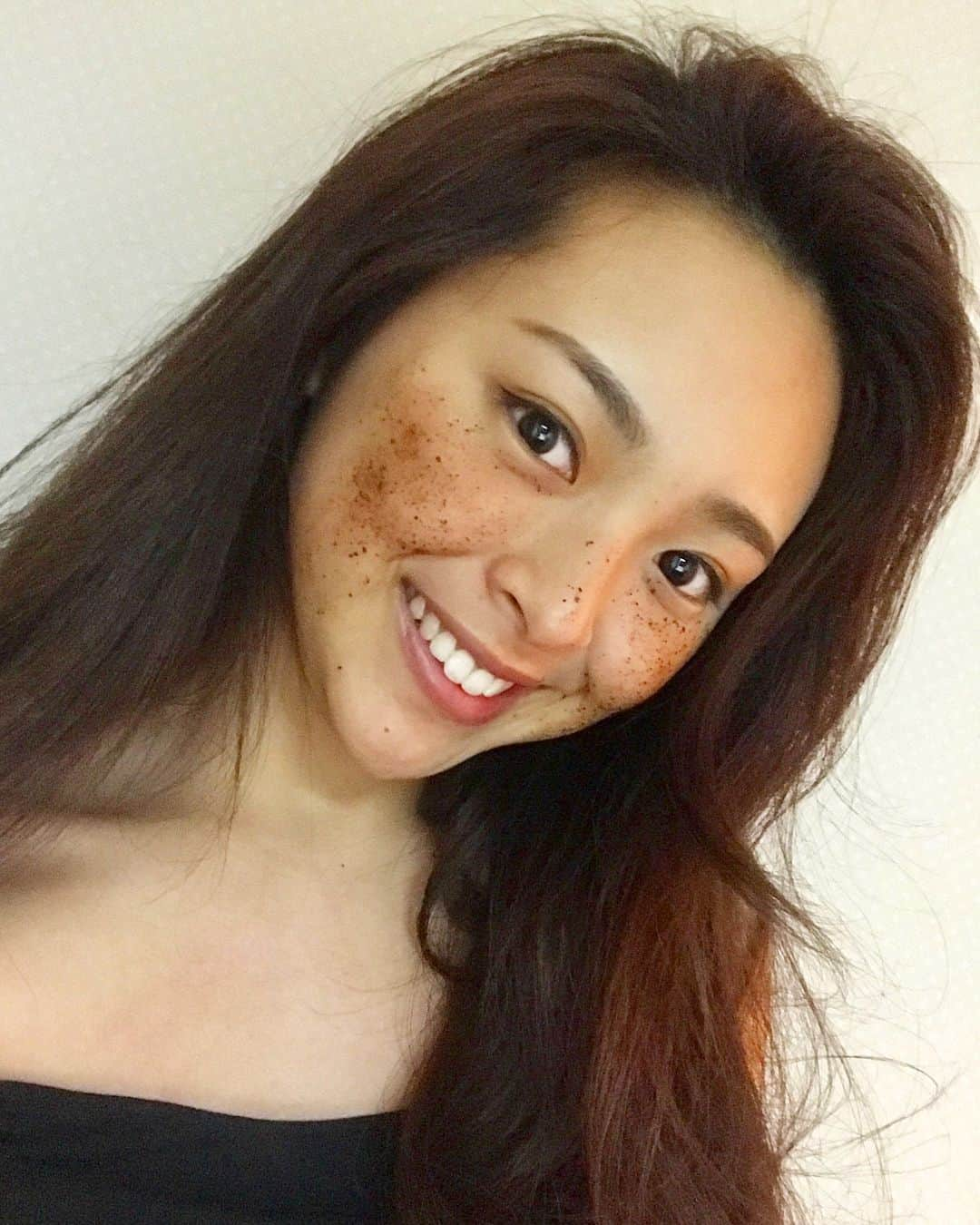 高木晴菜のインスタグラム：「なに塗ってるの？て思いますよね！笑 これは海外でも大人気の『COFFEE&COCOA』というスクラブなんです✨ やっと待望の日本製が出ました🇯🇵初めはコーヒーの粉を顔に塗る⁈と思っていたんですが、今ではもう手放せないくらい必需品です🌿スクラブ後はお肌がモチモチでコーヒーのほのかな香りも楽しめます❤︎ お肌の調子が良くなると気持ちがウキウキしますよね👩🏽💕 私の友人の間でもすごく人気です！！ 騙されたと思って一度使ってみてください💡 http://www.mam-d.com/ ネット販売のみなのでこちらから💁@sass_jp  #sass_jp #COFFEE #COCOA #SCRUB #feel #be #sass #coffeescrub #japan #beauty #coffee #cafe #skincare」