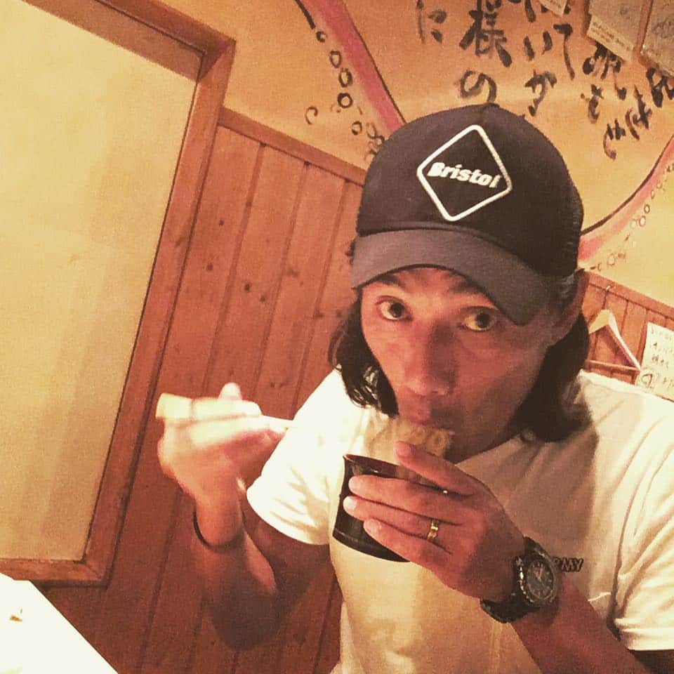 平井将生のインスタグラム：「坂田の兄貴が引退した。 アビスパ移籍して最初に会ったときは、ロン毛でチャラそうで怖かったイメージやったけど、いざ仲良くなると、プレーは献身的で優しくて非の打ち所がない人やった。ポジションが同じでマンションも同じで共通の仲良い人も同じでロッカーも隣で、普段から仲良くさせてもらいました。そしたらいつのまにか兄貴と呼んでいました。 昨日引退することに決めたって連絡くれて、プロ20年が目標やったけど、無理やったから将生に任せるわって言ってもらえて、オレもまだまだ頑張らなあかんなと思いました。 兄貴お疲れ様でした！ 第2の人生も頑張ってください！！ #写真こんなんですいません笑 #ラーソーメン食べてるとこ #坂田大輔」