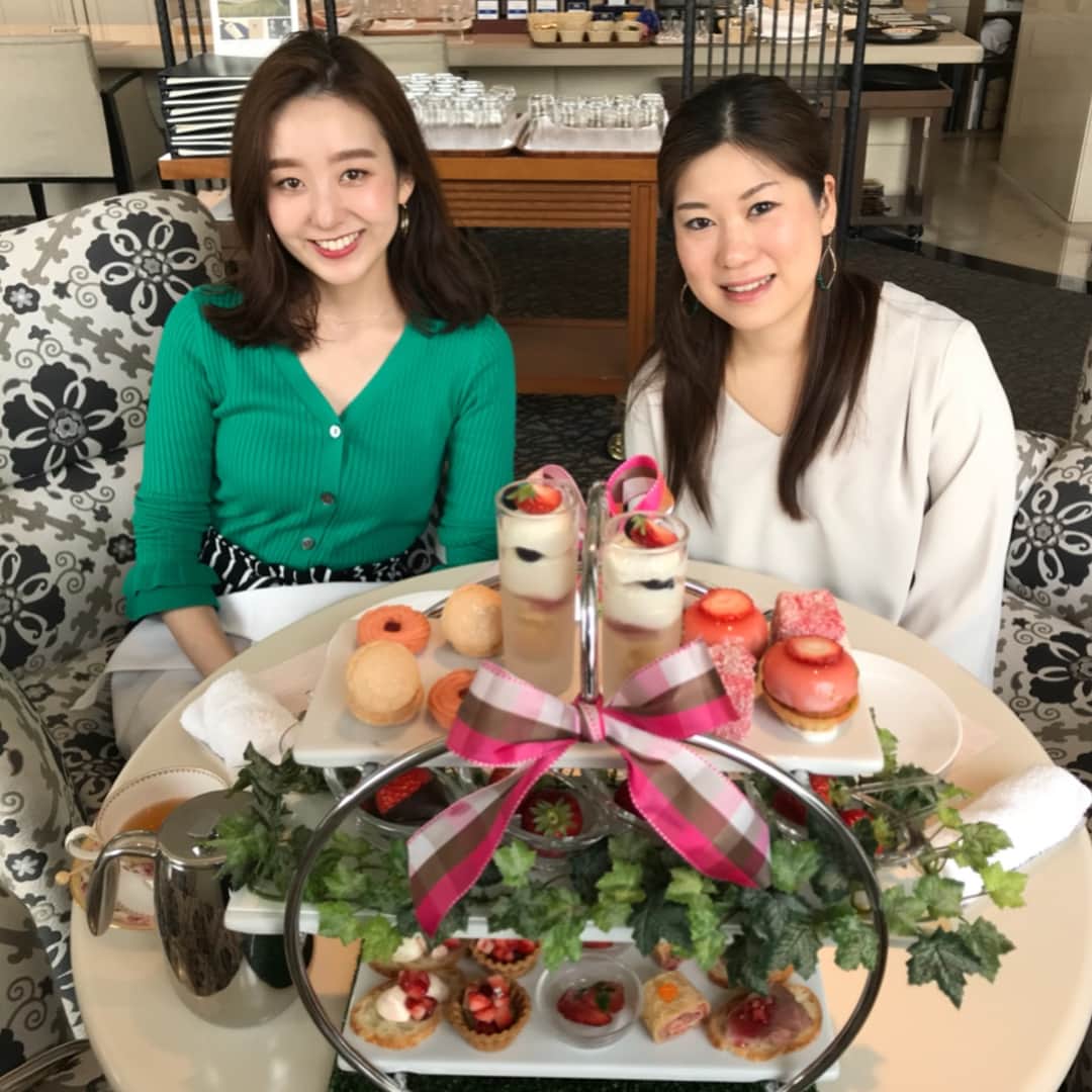 のインスタグラム：「. . ちむと毎年恒例の🍓🍓🍓💕 . . #ラスイート神戸#神戸#kobe #アフタヌーンティー  #lasuitekobe#afternoontea #ストロベリーアフタヌーンティー  #strawberryafternoontea」