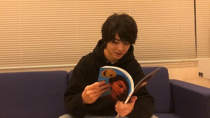 伊藤健太郎のインスタグラム：「特別なページ！！！！！！ 健太郎1st.写真集『G 健太郎』（ギャンビット） は、3月20日（火・大安）発売です！ 〜写真集お渡し会〜 ※イベント参加方法や整理券の予約についてはそれぞれの書店ホームページよりご確認ください。  ① 福家書店 新宿サブナード店 【日時】2018年3月21日(水・祝)　17:30～ 【場所】福家書店 新宿サブナード店 【特典】限定ポストカード1枚（福家書店限定の絵柄3種類から1枚お選びいただけます） 【イベント整理券 予約方法】 　WEB予約のみ（店頭受付なし） ※なくなり次第終了とさせていただきます 【イベント詳細】 　福家書店 新宿サブナード店 イベントページ 　http://www.fukuya-shoten.jp/event/18032117/  ② パルコブックセンター吉祥寺店※発券終了しました！ありがとうございます！ 【日時】2018年4月1日(日)　14:00～ 【場所】パルコブックセンター吉祥寺店　特設会場 【特典】限定ポストカード1枚（パルコブックセンター限定の絵柄3種類から1枚お選びいただけます） 【イベント詳細】 　パルコブックセンター吉祥寺店　ホームページ 　http://www.libro.jp/blog/pbc-kichijoji/ ※ イベント注意事項（福家書店 新宿サブナード店／パルコブックセンター吉祥寺店　共通） ＊写真集にサインは入りません ＊プレゼントは受け付けておりません ＊お手紙の手渡しは禁止させていただきます（会場設置の「お手紙ボックス」にお入れ下さい）  ぜひお買い求めください！  写真集公式サイト：http://www.gambit-ent.com/news/pub/2018021273/  #aoao @aoao_tt_  #健太郎  #G健太郎 #1st.写真集 #出版記念イベント #福家書店 #福家書店新宿サブナード店 #パルコブックセンター吉祥寺店  #ヤベーまじかしか言わなくなります #若者 #修行中 #ご容赦ください  #木村拓哉 さん  #草彅剛 さん  #太田光 監督 #bg身辺警護人 #誤差なし #今夜9時  #クソ野郎と美しき世界 #新しい地図 #コーヒーが冷めないうちに  #ダウンタウンdx #今夜10時  #アシガール #若君 #続編スペシャル制作決定  #デメキン #犬猿 #ルームロンダリング #ういらぶ」