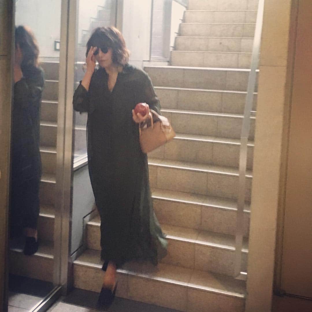 風間ゆみえのインスタグラム：「奇跡のような無農薬リンゴが毒リンゴに見える私って。笑  朝ヨガにて、中にはヨガウェアを着てる。笑  黒いマントに(ちなみにワンピースはカーキです)、素敵なデルヴォーのバッグがリンゴの入ったカゴに見えてしまっている…🍎 #yumie_k_style」