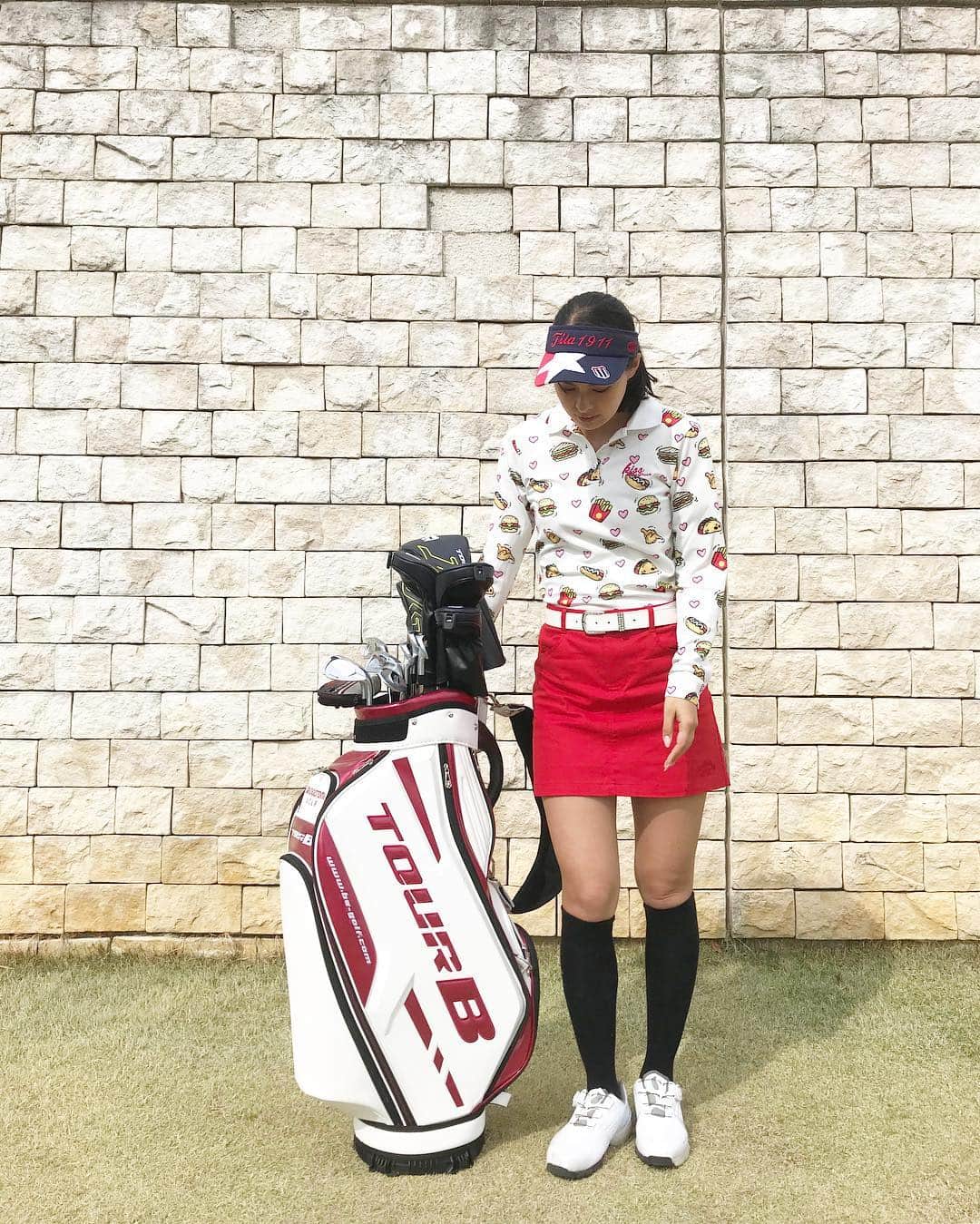 のインスタグラム：「私が使っているゴルフ用品⛳️ . ゴルフウェア: KISS ON THE GREEN . クラブ・バッグ・キャップ・ボール・グローブ・シューズ: BRIDGESTONE (キャップ今日は違います) . みなさんも是非😘 @kissonthegreen  #golf #kissonthegreen #BRIDGESTONE #ゴルフ #ゴルフ女子 #阿部桃子 #ももゴルフ」