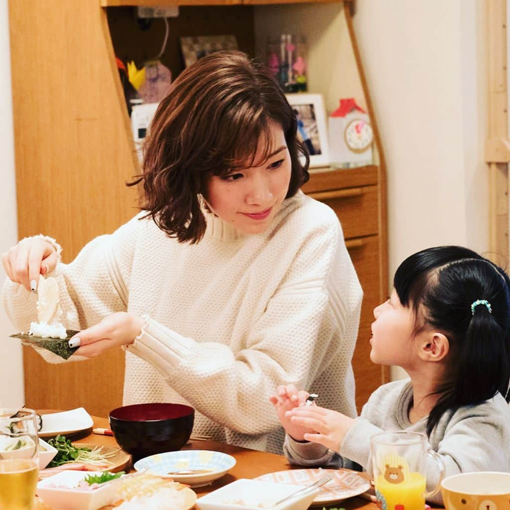 テレビ朝日「ホリデイラブ」さんのインスタグラム写真 - (テレビ朝日「ホリデイラブ」Instagram)「💔 久しぶりの杏寿の穏やかな表情☺️ . #ホリデイラブ #サレ妻 #仲里依紗 #渋谷南那 #いよいよ最終話 #本番中 #手巻き寿司 #七香つぎ何食べるー？ #たまごときゅうりー！ #っていう #かわいすぎるやりとり #見られますよ👀💓」3月15日 15時07分 - holiday__love