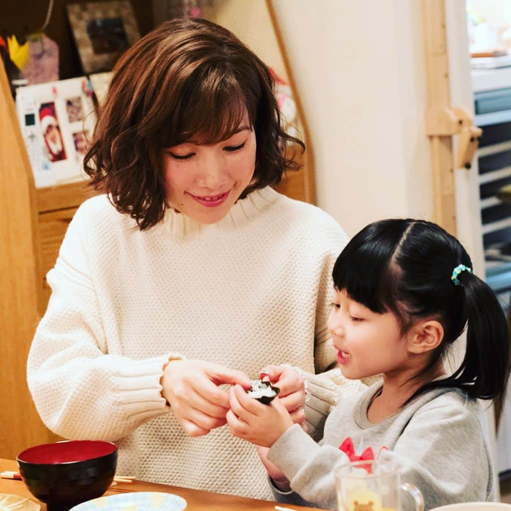 テレビ朝日「ホリデイラブ」さんのインスタグラム写真 - (テレビ朝日「ホリデイラブ」Instagram)「💔 久しぶりの杏寿の穏やかな表情☺️ . #ホリデイラブ #サレ妻 #仲里依紗 #渋谷南那 #いよいよ最終話 #本番中 #手巻き寿司 #七香つぎ何食べるー？ #たまごときゅうりー！ #っていう #かわいすぎるやりとり #見られますよ👀💓」3月15日 15時07分 - holiday__love