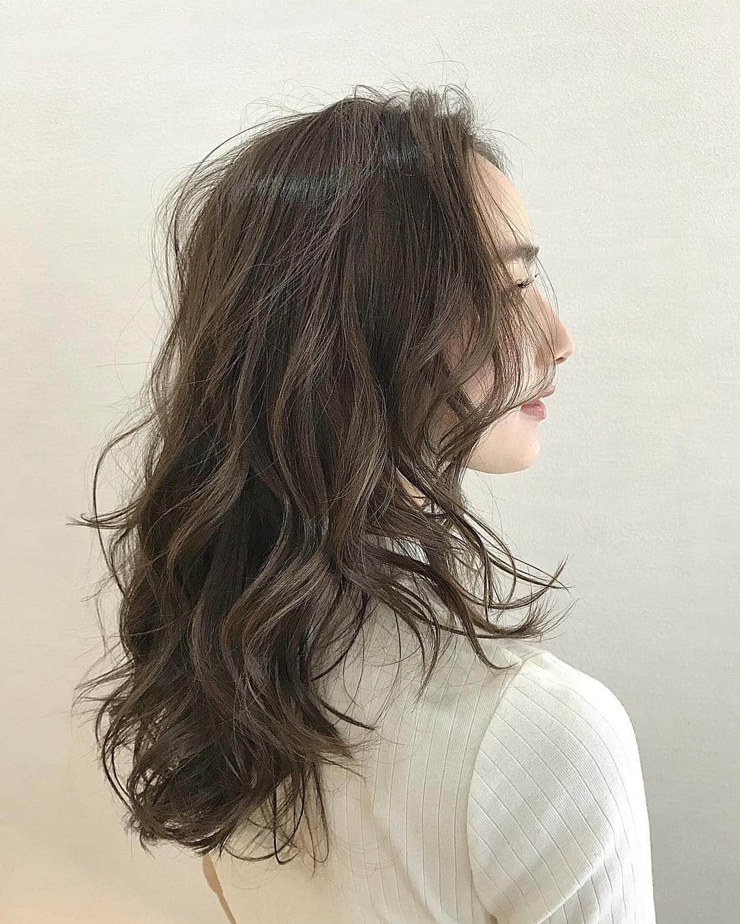 辻元舞さんのインスタグラム写真 - (辻元舞Instagram)「. @stand_by_hair でヘアメンテナンスしてきました✨ カラーはシアーミントベージュ🌿 これからの時期は紫外線の影響で 髪の素材がオレンジや赤っぽく日焼けしがちなので、 ミント(マット系でも濁りの少ない色素)と シアー(透明感・透き通った色素)を ブレンドしてカラーリングしてくださったそうです👏🏻 今回も前回同様、ヘアアレンジした時のことを考慮して ロングヘアでも後れ毛を出しやすいように 耳の周りの髪を少し短めにカットして下さっています✨ 前回の#後れ毛解説動画 はこちらのタグからどうぞ💁🏻‍♀️ . #フィルターなし#ヘアカラー#イルミナカラー#オージュアトリートメント#ロングヘア #Aujua#standbyhair#haircolor#mai_beauty」3月15日 15時49分 - mai_tsujimoto