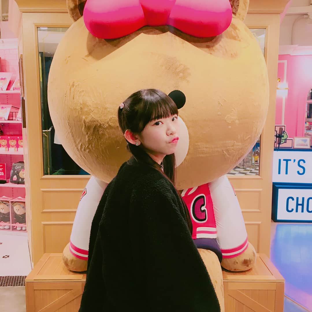 長澤茉里奈さんのインスタグラム写真 - (長澤茉里奈Instagram)「チョコちゃんかわいいね🐻❤️めちゃくちゃ顔隠してるけどw w w w #가로수길 #라인프레즈 #라인프렌즈스토어 #marichuu #nagasawamarina」3月15日 21時21分 - marinanagasawa1008