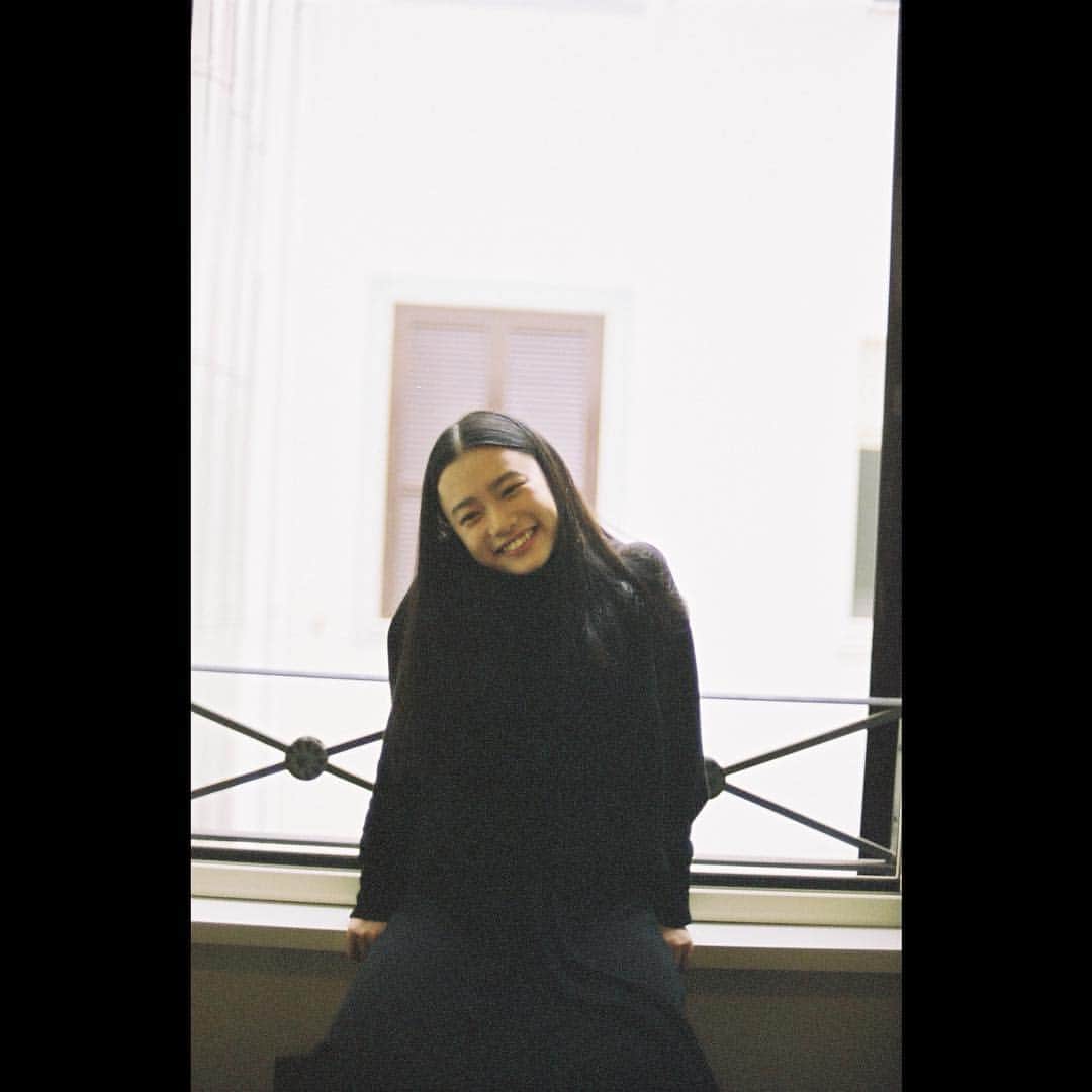 杉咲花のインスタグラム：「写真集イベント、会いにきてくださる方も、行きたかったと言って下さった方も、どうもありがとう。ございます。 イベントはほぼやったことがないのでドキドキするけれど、待っていてくださる方がいてくれて、ほんとに嬉しいです。 - 写真はイタリアについてすぐの、ホテルにて。 嬉しくて笑ってばかり。だったな。 発売日までこんな感じで くまこさんが撮影してくださった アザーカットを公開してゆこうと思います📸 #ユートピア」