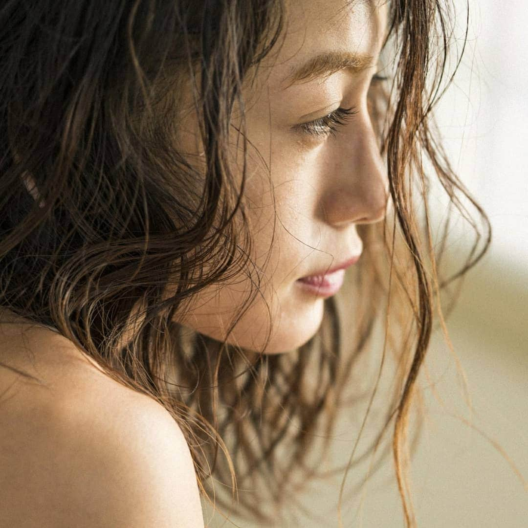 西山茉希さんのインスタグラム写真 - (西山茉希Instagram)「フォト@eiji.ebara スタイリスト@ayuminga_1111  ヘアメーク@fuyusin  #安心してください #パンツ #履いてますよ  バージョン。  #ジャケット&サンダル@ottodame_jp(ブランド名はオットダムです！) #スイムウェア@mullerofyoshiokubo_official(ブランド名はミュラーオブヨシオクボです！) 写真が仕上がってまいりましたので。 残します。  素敵なチームでした。 ありがとふ。  #あと2パターンあるよ  #何バージョンでしょうか」3月15日 16時57分 - maki.nshiyama50