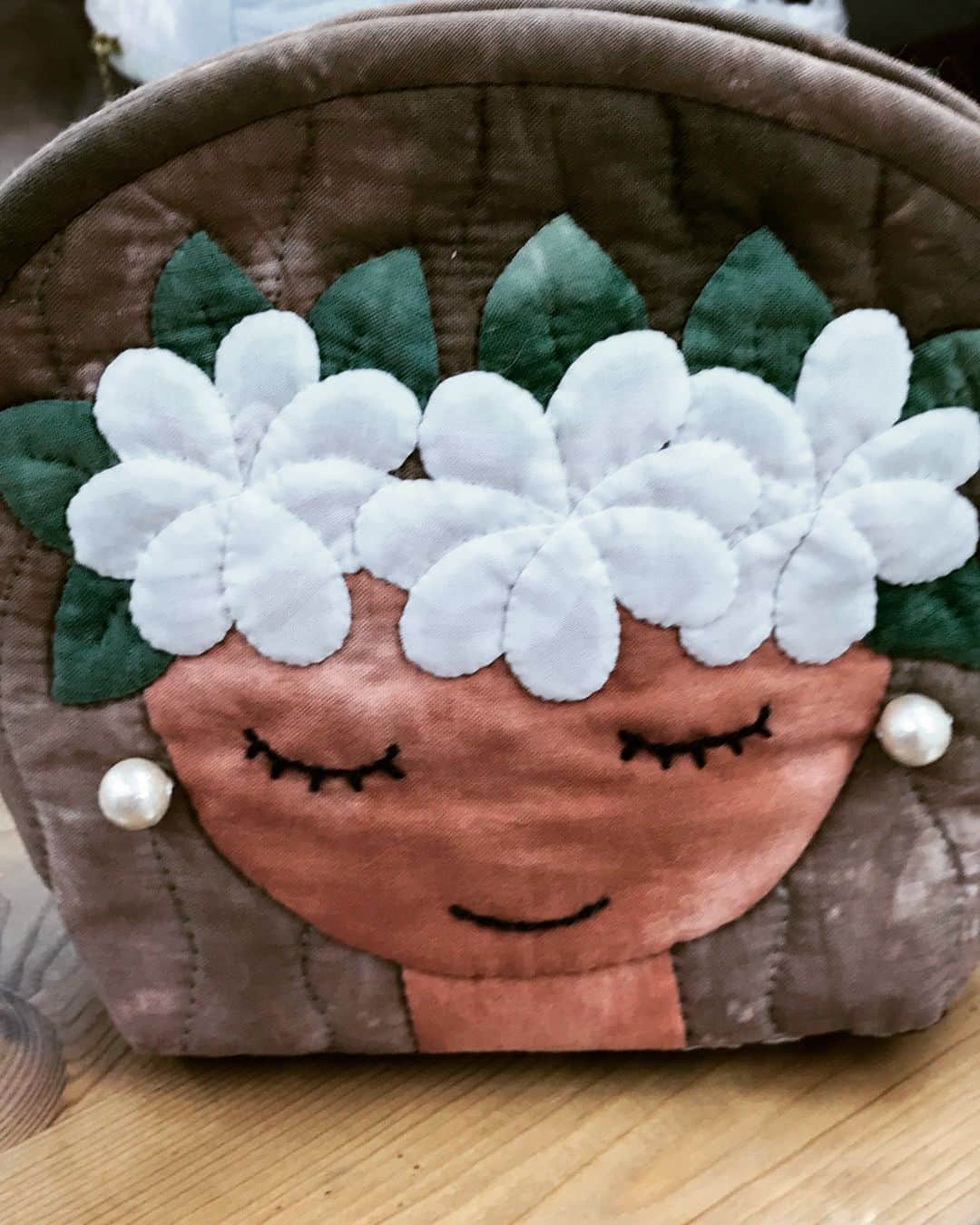 キャシー中島さんのインスタグラム写真 - (キャシー中島Instagram)「* 今日は名古屋教室です。 花粉がすごくてマスクをして出かけています。あの海老蔵さんのマスク、気に入ってます😷 * このところこのパイナップルのチュニックが着やすくてその上にラインが綺麗でヘビーローテションです。今日はピンクよ！👚 * * あらビックリ‼️ 1ヶ月遅れのハッピーバースデー🎊をしてもらいました。 桜のケーキが綺麗🌸🍰 みんなと美味しいケーキを一緒に食べました。 ありがとう❣️❣️ * 4枚目のピンク地のパイナップルバッグ、どうですか⁉️ すごーーーく可愛いでしょ💕💕💕 上手に出来てます👜 5枚目のティアレちゃんのポーチは名古屋のキットになりますのでよろしくね💕 パイナップルの次にブームが来そうな#サンライズシェル をデザインしてポーチにしてみました。 これもキットになりますよ。 名古屋のみんなが頑張って可愛いキットを生み出しています。 ネットショップにももうすぐ出ます。待っててね❣️ #キャシー中島 #キャシーマム #kathynakajima#kathymom  #makananakathy#マカナナキャシー  #quilt#hawaiianquilt#キルト#ハワイアンキルト #名古屋#バッグ#ポーチ #バースデーケーキ#🎂#ありがとう」3月15日 17時12分 - official_kathynakajima