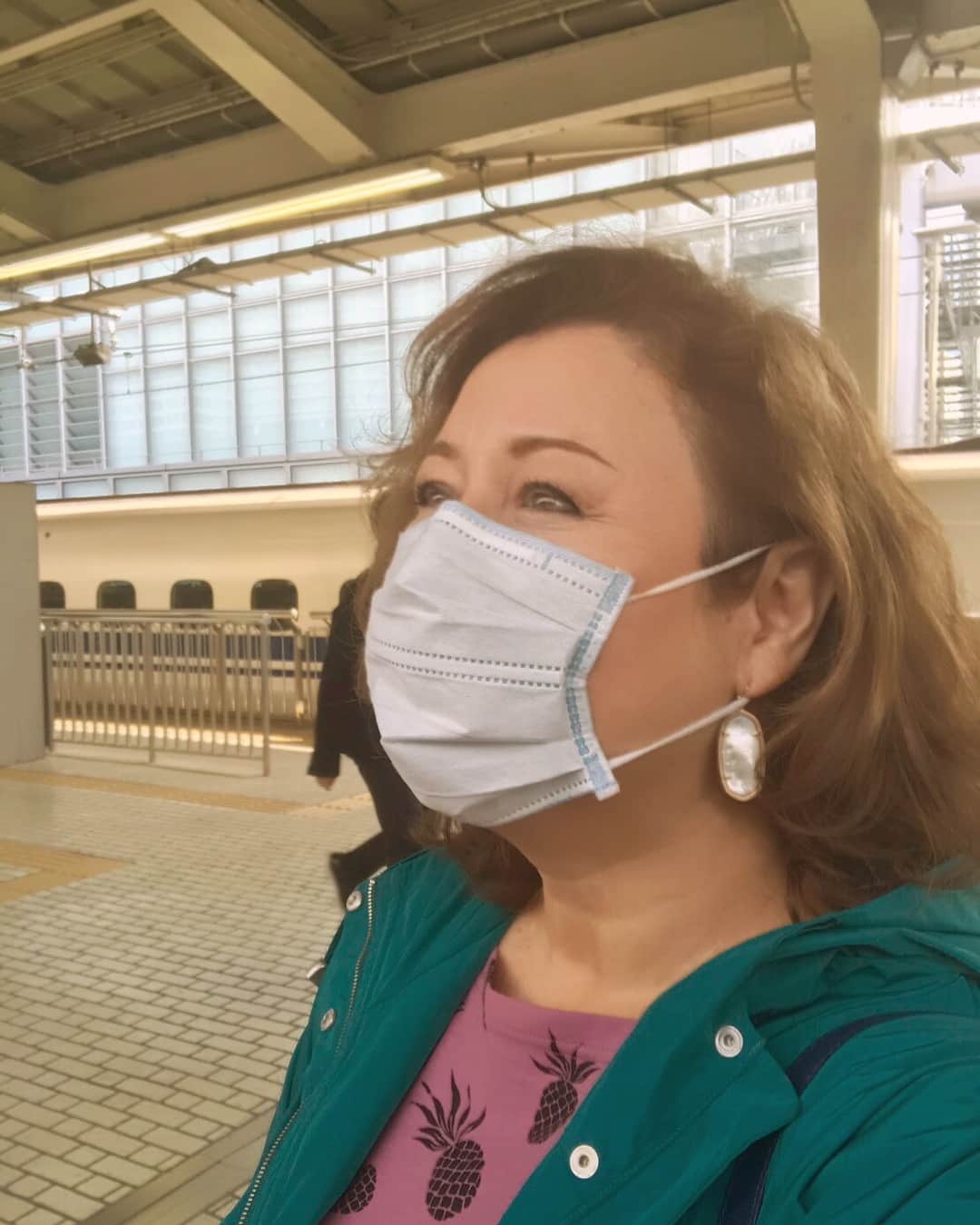 キャシー中島さんのインスタグラム写真 - (キャシー中島Instagram)「* 今日は名古屋教室です。 花粉がすごくてマスクをして出かけています。あの海老蔵さんのマスク、気に入ってます😷 * このところこのパイナップルのチュニックが着やすくてその上にラインが綺麗でヘビーローテションです。今日はピンクよ！👚 * * あらビックリ‼️ 1ヶ月遅れのハッピーバースデー🎊をしてもらいました。 桜のケーキが綺麗🌸🍰 みんなと美味しいケーキを一緒に食べました。 ありがとう❣️❣️ * 4枚目のピンク地のパイナップルバッグ、どうですか⁉️ すごーーーく可愛いでしょ💕💕💕 上手に出来てます👜 5枚目のティアレちゃんのポーチは名古屋のキットになりますのでよろしくね💕 パイナップルの次にブームが来そうな#サンライズシェル をデザインしてポーチにしてみました。 これもキットになりますよ。 名古屋のみんなが頑張って可愛いキットを生み出しています。 ネットショップにももうすぐ出ます。待っててね❣️ #キャシー中島 #キャシーマム #kathynakajima#kathymom  #makananakathy#マカナナキャシー  #quilt#hawaiianquilt#キルト#ハワイアンキルト #名古屋#バッグ#ポーチ #バースデーケーキ#🎂#ありがとう」3月15日 17時12分 - official_kathynakajima
