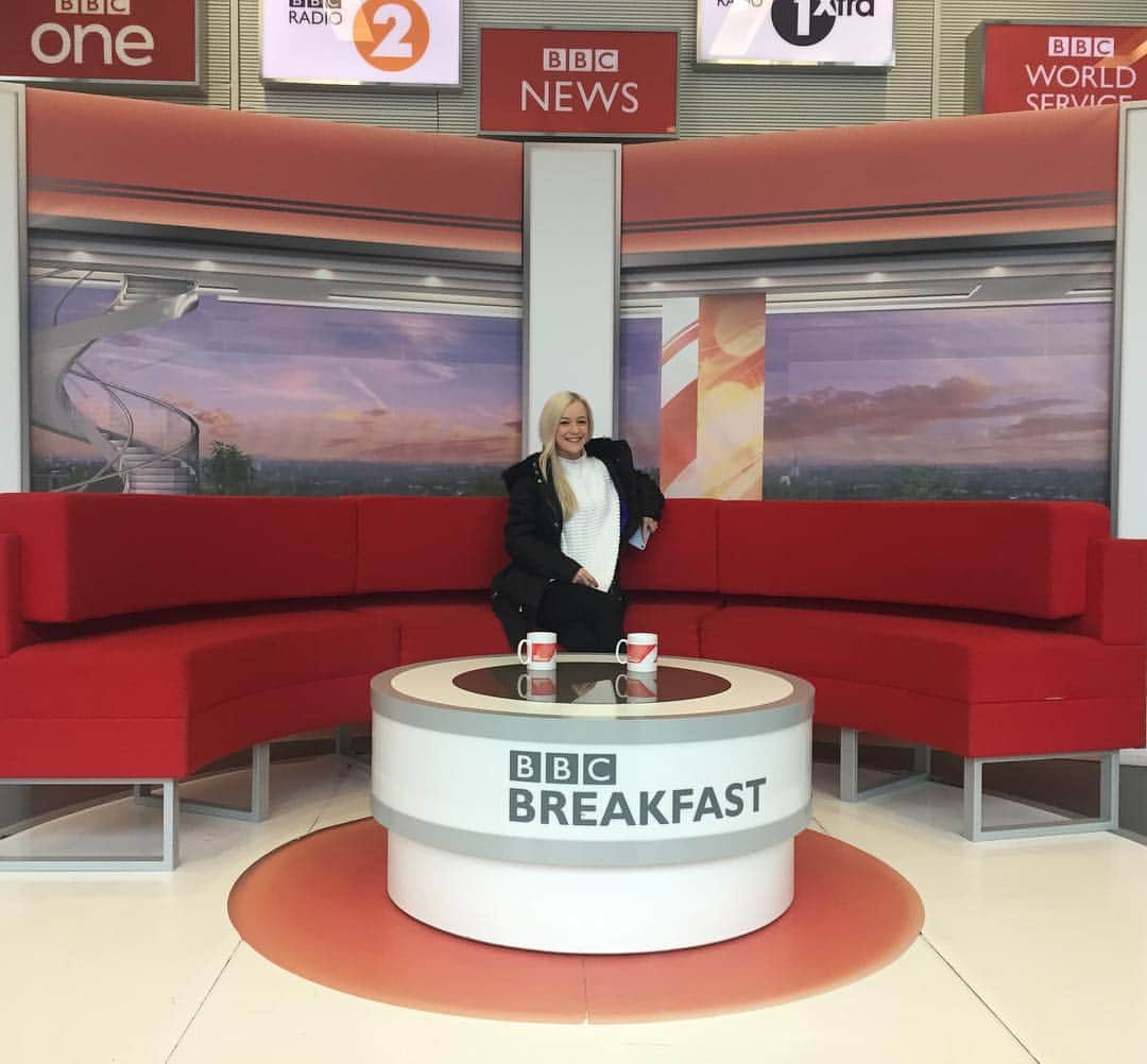 ニコラス・バックランドのインスタグラム：「@pennycoomes looking at home on the @bbcbreakfast sofa! Tune in at around 8.35 to here us talk about our #pyeongchang2018 Olympic journey! . . . . #teamgb #figureskating #olympics #athlete #bbc #bbcbreakfast」