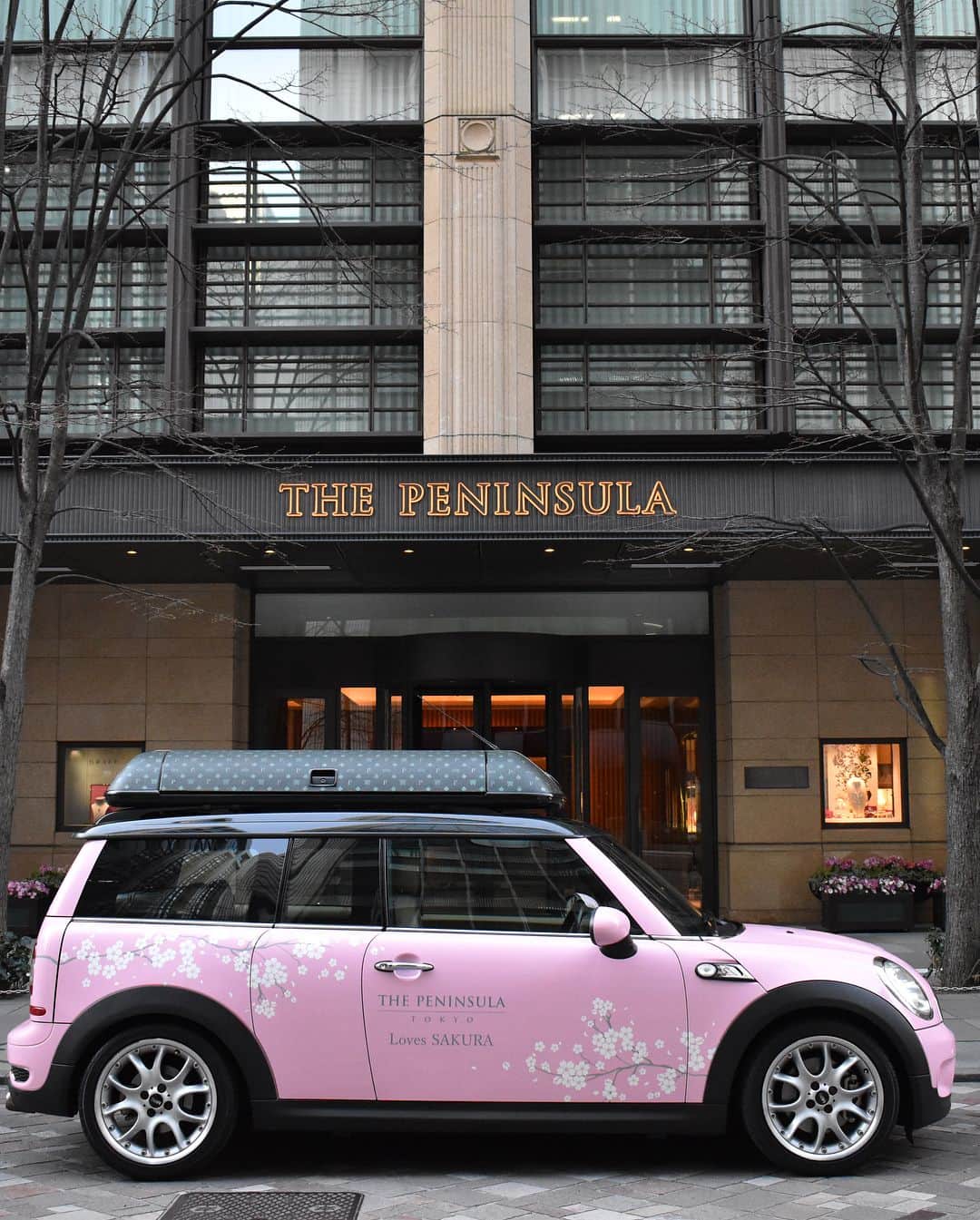 The Peninsula Tokyo/ザ・ペニンシュラ東京さんのインスタグラム写真 - (The Peninsula Tokyo/ザ・ペニンシュラ東京Instagram)「美しく咲き誇る桜をラッピングしたピンク色のザ・ペニンシュラ東京MINI クーパーS クラブマンのホテルカーが登場しました！🌸🚗こちらの車を見かけたら、お写真を撮るのをお忘れなく！そして、#PeninsulaTokyoLovesSakura　をタグ付けしてご投稿ください♪⠀ #ペニンシュラ東京 #桜 #春 #ドライブ #キャンペーン #ホテル ⠀ There's no better way to view the sakura blooms than from our very own sakura MINI Cooper S Clubman! 🌸🚗Be sure to snap a photo of it as it zips around the city, and use our hashtag #peninsulatokyolovessakura ! #thepeninsulatokyo #sakura #cherryblossom #spring #minicooper #clubman #drive」3月15日 18時10分 - thepeninsulatokyo