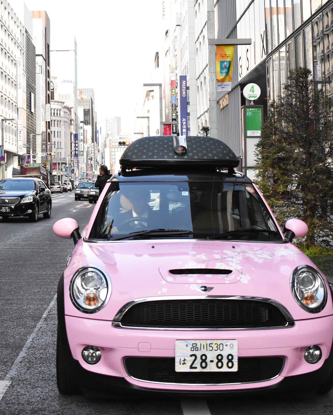 The Peninsula Tokyo/ザ・ペニンシュラ東京さんのインスタグラム写真 - (The Peninsula Tokyo/ザ・ペニンシュラ東京Instagram)「美しく咲き誇る桜をラッピングしたピンク色のザ・ペニンシュラ東京MINI クーパーS クラブマンのホテルカーが登場しました！🌸🚗こちらの車を見かけたら、お写真を撮るのをお忘れなく！そして、#PeninsulaTokyoLovesSakura　をタグ付けしてご投稿ください♪⠀ #ペニンシュラ東京 #桜 #春 #ドライブ #キャンペーン #ホテル ⠀ There's no better way to view the sakura blooms than from our very own sakura MINI Cooper S Clubman! 🌸🚗Be sure to snap a photo of it as it zips around the city, and use our hashtag #peninsulatokyolovessakura ! #thepeninsulatokyo #sakura #cherryblossom #spring #minicooper #clubman #drive」3月15日 18時10分 - thepeninsulatokyo