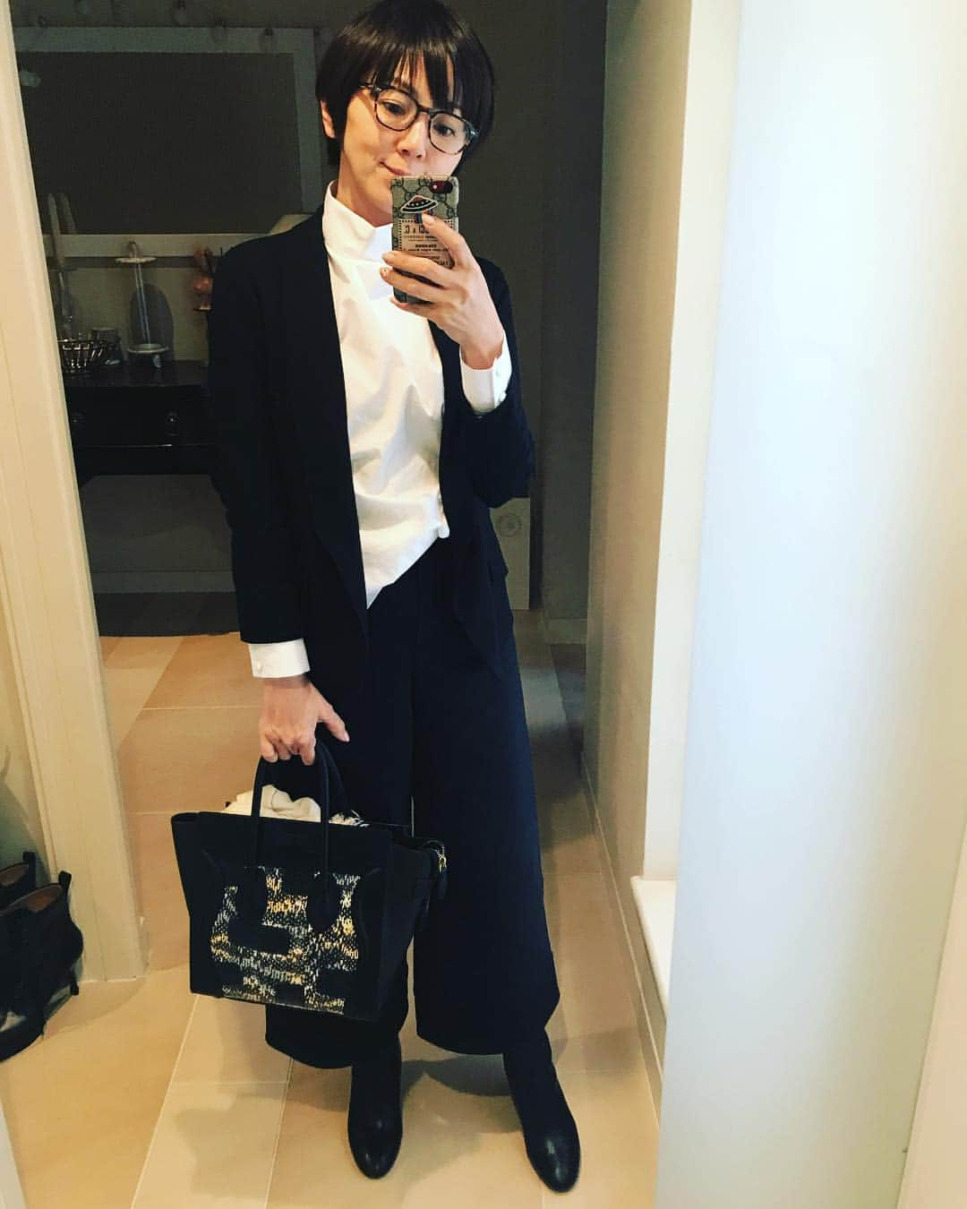 渡辺満里奈さんのインスタグラム写真 - (渡辺満里奈Instagram)「春めいているけど、本日はモノトーン🤓 久し振りのお友だちに会ったり、靴下の展示会行ったり。笑顔の一日。夜のラジオもがんばるぞー。 ・ ・ #白黒好き #ブラウスは #SINME #花粉大暴れ」3月15日 18時15分 - funnyfacefunny