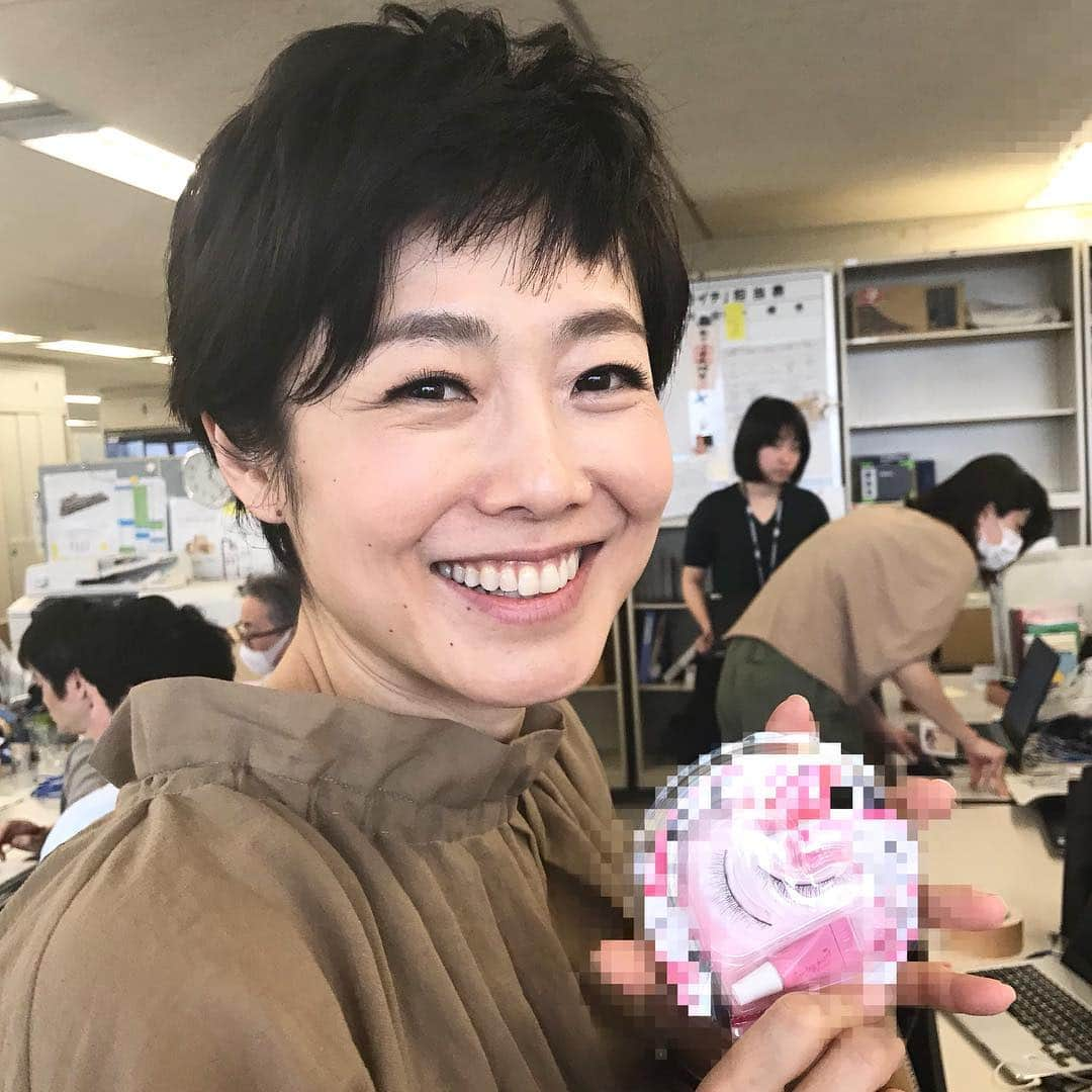 あさイチさんのインスタグラム写真 - (あさイチInstagram)「実は、あさイチのオフィスはもうすぐ改装工事！ 仮オフィスへの引っ越しのため、有働アナも片付けに追われています。 デスクの奥から出てきたのは、おなじみの… #つけまつげ #ストック #商品名はナイショ #モザイク #nhkなんで #由美子のお引っ越し #詳しくはストーリーへ #有働由美子 アナ #うどん #nhk #あさイチ #8時15分から」3月15日 18時29分 - nhk_asaichi