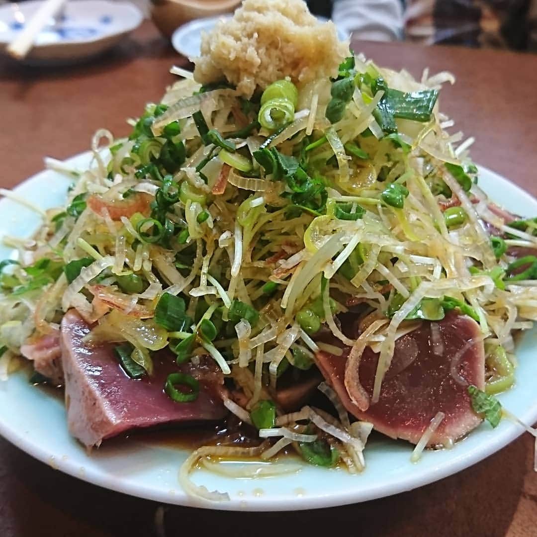 のインスタグラム：「そば処 福島屋 『土佐風カツオのタタキ』むしろ薬味を食べるための鰹♪美味しくて止まらないのです(^з^)-☆ #カツオのたたき #鰹のたたき #かつおのたたき #かつお #鰹 #カツオ #薬味 #ねぎ #かいわれ大根 #みょうが #生姜 #ぽん酢 #ポン酢 #そば処 #福島屋 #魚#レギュラー松本 #あるある探検隊」