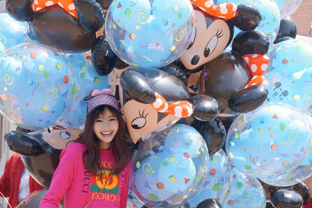 内藤理沙さんのインスタグラム写真 - (内藤理沙Instagram)「* * Hong Kong Disney Land🏰🐭🎈🌈💕 * 初めての海外ディズニー❤ アトラクションも乗れたし、ゆっくり周りれたよ🎢 * 風船の壁で写真撮らせてくれた🎈🎈 * 香港限定グッズが可愛すぎる🐻🐰 大好きがあふれてて困った😭💕 ディズニー好きにはたまらん😍❤ * #instadisney #disney #disneyworld #disneylandhongkong #hongkong #gucci #홍콩 #香港 #香港ディズニーランド #ディズニー大好き」3月15日 18時39分 - risa_naito_official