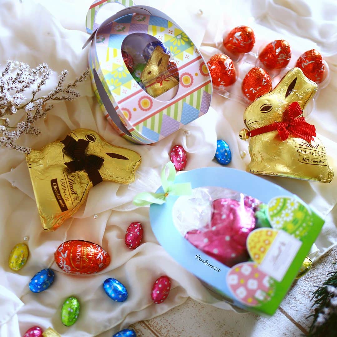 amiさんのインスタグラム写真 - (amiInstagram)「. Happy Easter It is an egg and rabbit chocolate ． #リンツ チョコレートで イースターコーディネート❤︎ ． 前回アップしたバニーちゃん🐰💕 卵他🥚たちをプラス❤︎ ． 可愛いのでお部屋に飾って 少しづつ頂きます٩( ,,˘ ³˘)♥ . . ． #Lindt#リンドール#Lindor#リンドールエッグ#ゴールドバニー#GoldBunny#チョコレート#イースター#イースター #LindtInstaAmbassador#チョコ好き#甘いもの好き#スイーツ#sweets ． ． ．」3月15日 19時34分 - amikuma1219