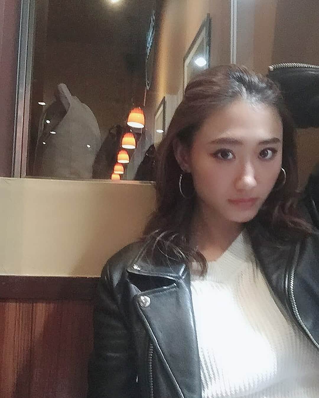 白雪のインスタグラム：「Mom is always a good photographer for me 📸☕️ 一緒に出かけると私の写真をとにかく撮りまくる母親。たまに盗撮。いや、ほぼ盗撮🙄  #花粉やばすぎ #風邪も治らない #どうしようもない」
