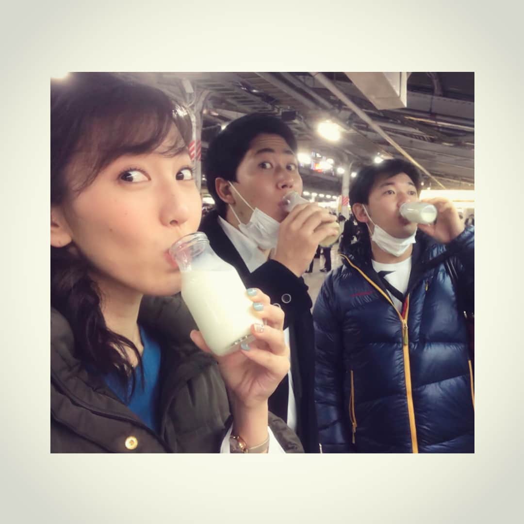 小澤陽子さんのインスタグラム写真 - (小澤陽子Instagram)「in private❁ 仕事帰りに♪ 先輩と乾杯🍻✨ 駅のホームにある『ミルクスタンド🥛』とやらに、寄ってみました🌼  温かいのも選べて、とにかく種類が豊富！ なんだかワクワク、美味しくて楽しかったです😊  #牛乳スタンド🥛デビュー #おざよーのはじめて。 #次はなに飲もう〜♪」3月15日 22時31分 - yoko.ozawa729