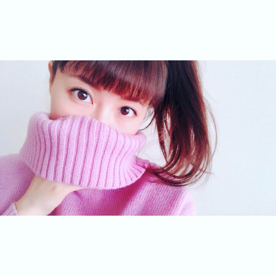 hirokoのインスタグラム：「すっぽり。しばらくとっても静かに過ごす日々。喉を癒すには保湿となるべくしゃべらないことと、あとハチミツや龍角散。喋りたいけど、しばらくは我慢。極力ジェスチャーで＼( 'ω')／ 日々しゃべりすぎである。今は喉と対話。のど蔵（のどのニックネーム、のどゾウ）をよしよし。#Silent #days  #🤫 #友達 #のど蔵  #🤫 #ニット #は #TheVirgnia #♡」
