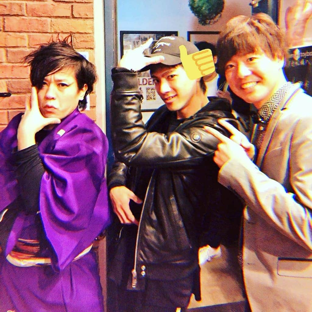 山田裕貴さんのインスタグラム写真 - (山田裕貴Instagram)「『お笑いライブ！ライブ近松』 久しぶりの仲良し第２PKひろみさん 、ぺこぱのシュウペイさん。のお笑いライブを観た！ いやー面白かった。お芝居で一番笑いを取るのは難しい。尊敬です。絶対生で観た方がいいです。 本当に皆さんかっこよかった。  ぺこぱさんと… いやー面白かった。  #ライブ近松  #ぺこぱ さん  #ちょっとポーズ間違えてるのが悔しい。」3月15日 22時44分 - 00_yuki_y