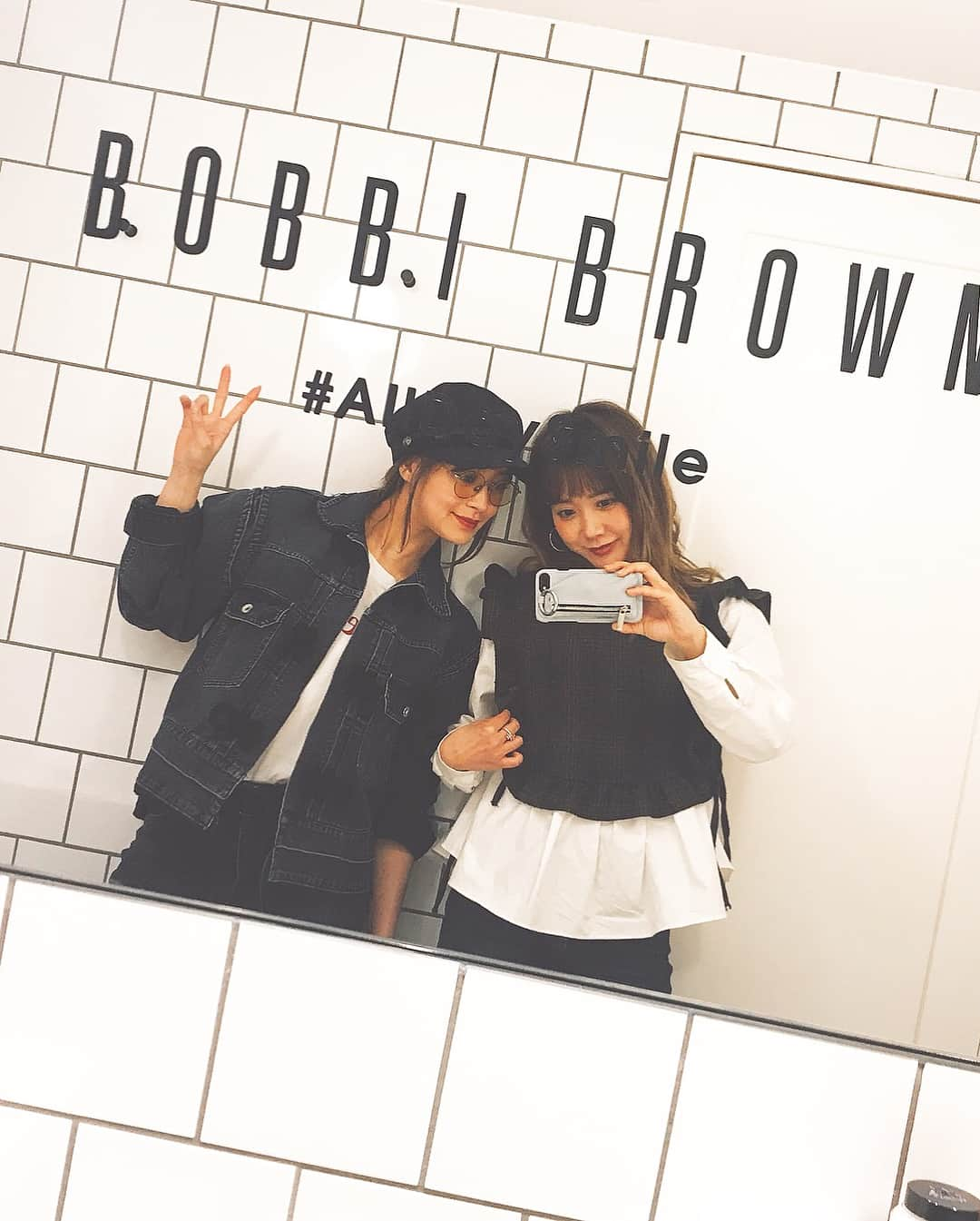 田中里奈さんのインスタグラム写真 - (田中里奈Instagram)「BOBBI BROWN @bobbibrownjapan のめくるめく世界✨ ボビィブラウンのこと、知れば知るほど好きになる私がいて、コレクター気質の私は『さーて何から揃えよう』っていう気持ち。 今までちゃんとボビィブラウンに向き合ってこなかった自分に後悔してるくらい！笑 コスメって色んなブランドがあって、それぞれに良さがあって、みんな違ってみんないいから困りもの😹 だからこそコスメって楽しいんだけどね〜💓 とりあえずファンデーションが感動級の使い心地だよ☝︎メモメモ☝︎ #alldaysmile #bobbibrown #ボビーブラウン」3月15日 23時11分 - tanakaofficial