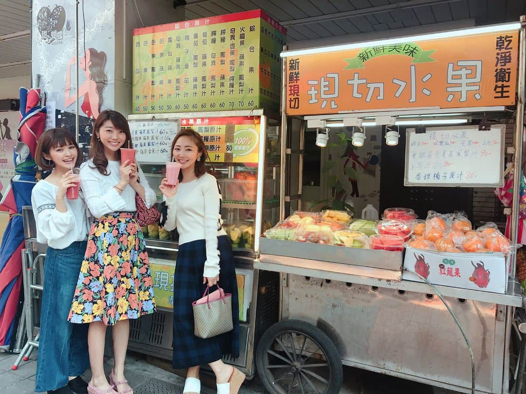 昆夏美さんのインスタグラム写真 - (昆夏美Instagram)「. 2日目の朝に 屋台で買ったいちごジュースが 感動的な美味しさでもう一回飲みたい🤤 木南が調べてくれた #欣葉 で食べた蟹おこわ🦀も 最高に美味しかったからまた食べたい🤤 初めての占いしてもらったけど 内容に左右されず生きていく🤩笑 動物園で見たパンダが愛おしかったから またパンダ見たい🐼 今回の旅のお茶汲み担当だった(謎の担当w)久美子が お嫁さんにしたいランキング第1位 って感じの癒し効果だったから結婚したい👰 #22:02 で食べた火鍋が 美味くて、店員さんも素敵で最高🥘 #50嵐 のタピオカミルクティー飲みながらインスタライブ❣️ 観てくださった方ありがとう♡ そんな2日目💗 . #今回の日記は簡潔に #笑 #2日目も笑って食べてたら #終わっちゃった #笑 #時間戻らないかな #ずっと言ってる」3月16日 0時05分 - konnatsumi