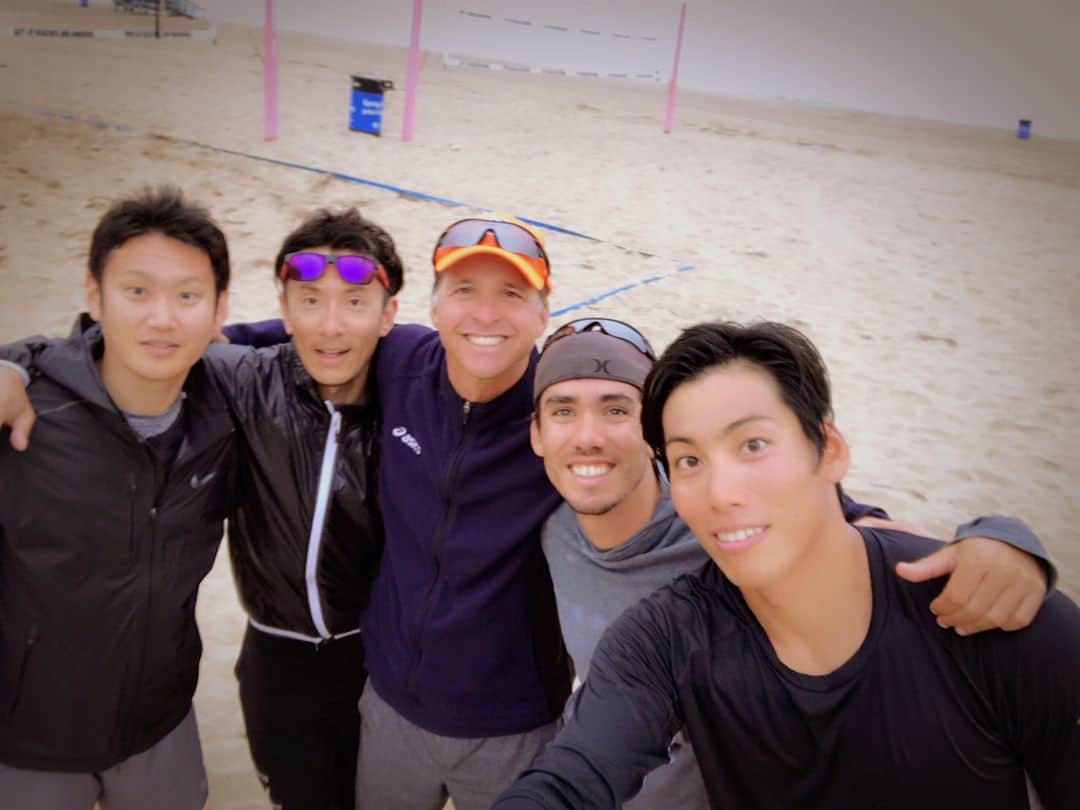 西村晃一さんのインスタグラム写真 - (西村晃一Instagram)「About a week after I came to LA. I am practicing at Manhattan Beach from am7: 00, I drive one way from Irvine 1h! I practiced at Huntington Beach in the afternoon and after workout at the gym. Practice three times a day. We are starting with a new team for the Asian Games & Tokyo Olympic Games. I can not say it is still a strong team, but I am going to make a team to win from now! I'm looking forward to playing games with LA players.  LAに来て約一週間経ちました。 基本的に、朝5:00起きで、そこから1時間〜1時間半かけてdriveしてManhattan Beachで、7:00〜練習。午後はHuntington Beachで14:30〜練習。そのあとは、ジムでトレーニング！  久しぶりに一日中ビーチバレーができる環境に追い込んでいます。 サポートしていただいているスポンサーさん、自社ウィンズの仲間、BEACH HOUSE ジムの関係者、家族の理解あってこそだと本当に感謝しています🙇 後悔の無い様、精一杯今できることを遣り通します！ みなさん本当にありがとう🙇  一緒に写ってる選手は、 子ども３人いて、その間にそれぞれオリンピック3回金メダル取ってる @kerrileewalsh  怪我どう？って話してたら、 もう大丈夫！ありがとう！東京オリンピック目指すから一緒に行こうね！だって！ 凄い選手だ！！ 2枚目に写ってるのは、 そのKerri Walshのコーチのマルシオ。 今回ぼくたちもマルシオの元練習しているので、 マンハッタンビーチに朝から行ってるんですよね。 本当にいい環境に感謝です。  #LA#Losangels #california  #manhattanbeach  #huntingtonbeach  #irvine  #beachvolleyball  #Training  #LAcamp #1month  #ロス #カリフォルニア #ロス合宿 #GLION #ITEC #タマチャンショップ #エイブル #beachhousefive  #beachhouseone  #ennere  #ennerre_jp  #koichinishimura  #西村晃一 #越川優 #森実利 #清水幸理 #ウィンズ #ビーチバレー」3月16日 5時05分 - koichi.nishimura