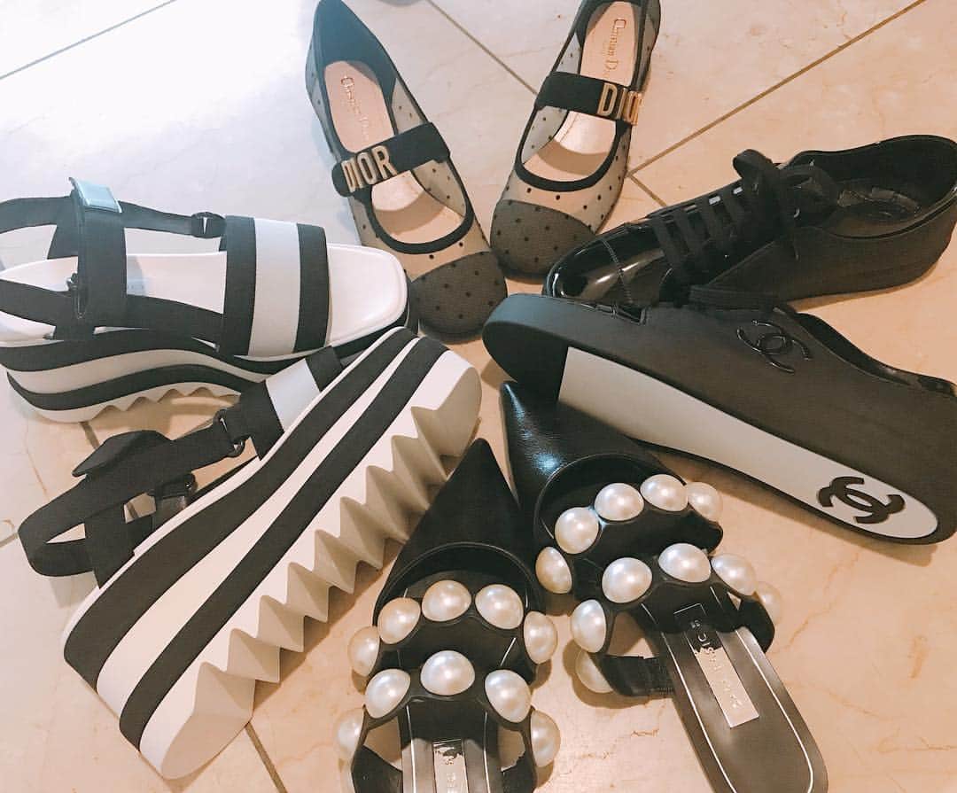 suika0601のインスタグラム：「靴の衣替え。。👠👟👡👞気付いたら、新しいお靴達モノトーンばかり🤔春やのに。。🌸でも可愛いからいいや😍❤️手前のパールのスリッパ、靴底が柔らかくて、めっちゃ歩きやすいの😍幅広なわたしの足にもちょうどいい❤️しかもZARA❤️🤗 プチプラで好きなデザインに出逢えるのうれしい👐🏻 #newin #monotone #shoesaddict #shoestagram #衣替え」