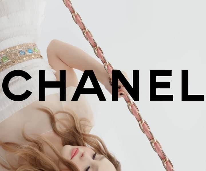 リリー・ローズのインスタグラム：「Swinging with @chanelofficial @chanel.beauty 💋! #rougecocolipblush @valeriemullon @luciapicaofficial thank you💘」