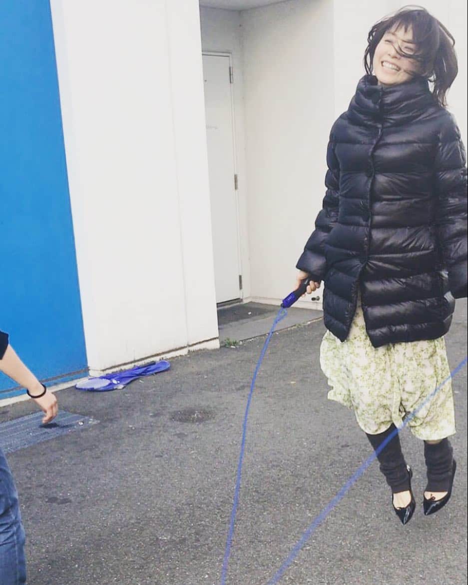 石田ゆり子さんのインスタグラム写真 - (石田ゆり子Instagram)「飛んでおります！ 笑っております！！」3月16日 15時28分 - yuriyuri1003