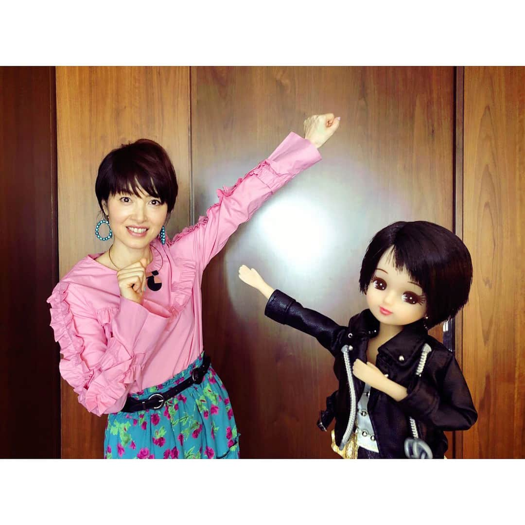 リカちゃんさんのインスタグラム写真 - (リカちゃんInstagram)「"Dancing Hero" pose with Yoko Oginome at "Jinsei game" 50th Anniversary party♡  荻野目さんと「ダンシング・ヒーロー」ポーズ♡  昨日の「人生ゲーム 50周年記者発表会」で荻野目洋子さんにお会いしたよ！ 荻野目さんも大活躍した80年代のアイドルブームを反映して、人生ゲームに職業カード「アイドルスター」が登場したんだって♪  #人生ゲーム50周年 #人生ゲーム50th #人生ゲーム #荻野目洋子 さん #YokoOginome #荻野目ちゃん #リカちゃん #アイドル #80年代アイドル #80s #ダンシングヒーロー #ダンシングヒーローポーズ #荻野目洋子のダンシングヒーロー  #fashion #ootd #hairstyle  #licca #liccadoll #japanesedoll #japan #girl #instadaily #instagramjapan #instagram」3月16日 6時52分 - bonjour_licca