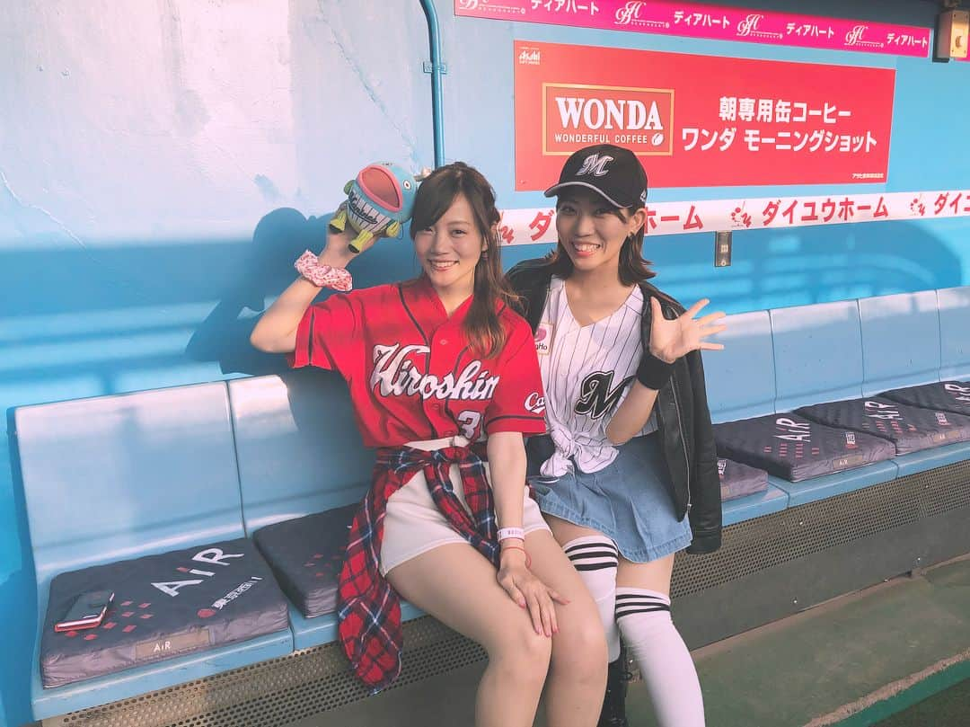 千葉えりかさんのインスタグラム写真 - (千葉えりかInstagram)「﻿ ﻿ 先日ZOZOマリンでとある撮影をしてきました😊⚾️﻿ ご配慮頂き試合も最初から最後まで観させて頂きました✨﻿ やっぱりめちゃくちゃ好きだぁぁぁあ😭❤️﻿ 長かったよ、シーズンオフ。笑﻿ ﻿ ﻿ こうして大好きなチームのファンとしてお仕事を頂けるようになって﻿ 大好きな場所にお仕事で来れるようになって﻿ 年々少しずつだけどスポーツのお仕事が増えてきて﻿ 同じチーム、同じスポーツを愛する人たちにも応援していただけるようになって﻿ 幸せものだなぁと日々感じております。﻿ ﻿ ﻿ ﻿ この日の撮影はカープ女子の古田ちさこちゃんと❤️﻿ いまから楽しみだなー😚😚😚﻿ 情報解禁をお待ちください✨ . . . #chibalotte#carp#baseball#shooting#千葉ロッテマリーンズ#広島東洋カープ#カープ女子#ロッテ女子#ユニフォーム女子#撮影#zozoマリンスタジアム」3月16日 7時59分 - erika_chiba