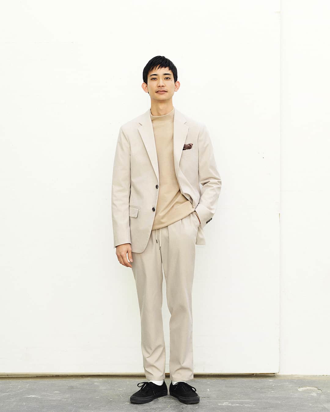 のインスタグラム：「Spring / Summer 2018 “THE PERSON” . 益子 卓也 @mashikotakuya . #ジャケット ¥28,000+tax #Tシャツ ¥9,000+tax #トラウザーズ ¥14,000+tax #チーフ ¥6,000+tax #UnitedArrows #ThePerson #18ss」