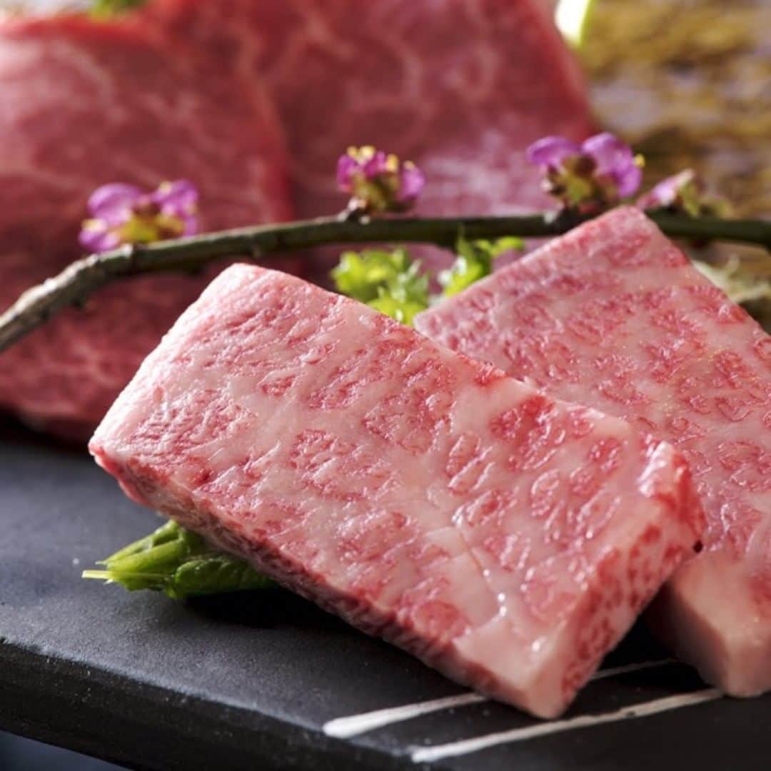 ビデリシャス -おいしい動画-のインスタグラム：「「焼肉 強小亭 GINZA」2018年3月26日 (月) グランドオープン。 「焼肉 強小亭 GINZA」は、和牛ブランド “大山黒牛（だいせんくろうし）” を、地元鳥取県以外で唯一焼肉で味わうことができる店だ。 銀座駅から徒歩5分のところにある近代的な技術を織り込んだ上質な空間の料理屋である。  コンセプトは「和牛、原点にして頂点。」 続きはこちら → https://www.videlicio.us/DINE/oRjYH  #焼肉 #銀座 #和牛 #強小亭 #大山黒牛 #鳥取 #ビデリシャス #フジテレビ」