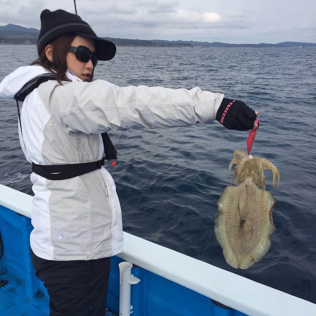 彼方茜香さんのインスタグラム写真 - (彼方茜香Instagram)「ゲソに注目♥ この状態は墨の心配なし（笑） そ〜っと持ち上げればわりと大人しいんですよ(๑ ˙˘˙)/ #コウイカ #甲イカ #3月21日 #エギパラ #tiprun #squid #fishinggirl」3月16日 15時54分 - serikaochikata