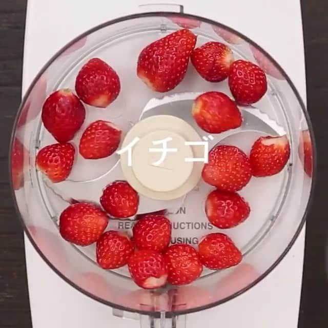 ペコリ‐おうちごはんレシピやおうちカフェレシピの料理動画-のインスタグラム：「. ピンクと茶色のコントラストが可愛い 簡単スイーツ♪ 市販のココアと今が旬のいちごを使って作れる 「イチゴミルクとチョコのグラススイーツ」はいかがですか？ 材料を混ぜて固めるだけなので とっても簡単につくれますよ！ . . 作ったら #pecolly をつけて教えてください ♪ ストーリーで紹介させて頂きます！！！！ . . ▼レシピ詳細 アポロチョコ♡みたいなイチゴミルクとチョコのグラススイーツ♪ レシピ by sarryさん . ●材料　4-5個 ・ ★ココアドリンク　190ml ・ ★牛乳　50ml ・ ★ゼラチン　5g ・ ○牛乳　200g ・ ○グラニュー糖　6g ・ ○苺　150g ・ ○牛乳　50ml ・ ○ゼラチン　5g . ●作り方 ①【ココアゼリーの作り方】 ★の材料を使用。 ココアドリンクをボールに入れて、レンジで温めた牛乳にゼラチンを入れて溶かしたものを入れて混ぜる。 . ②容器に液体を入れて冷蔵庫で冷やし固める。 . ③【苺ゼリーの作り方】 ○の材料を使用。 苺をカットしてフードプロセッサーにかける。 . ④牛乳200mlとグラニュー糖を混ぜ、③の苺ピューレを入れて混ぜる。 苺の種みたいな粒粒が気になる場合はザルでこす。 . ⑤レンジで温めた牛乳にゼラチンを入れて溶かしたものを④に入れて混ぜる。 . ⑥チョコゼリーの上に注いで冷蔵庫で冷やして完成。 . .」