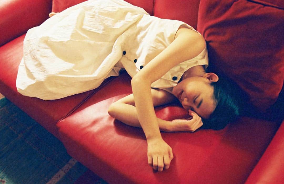 杉咲花のインスタグラム：「フィレンツェのホテルにて。🔴 真っ赤なソファの上、ほろ酔いで眠りかけのわたし、笑」