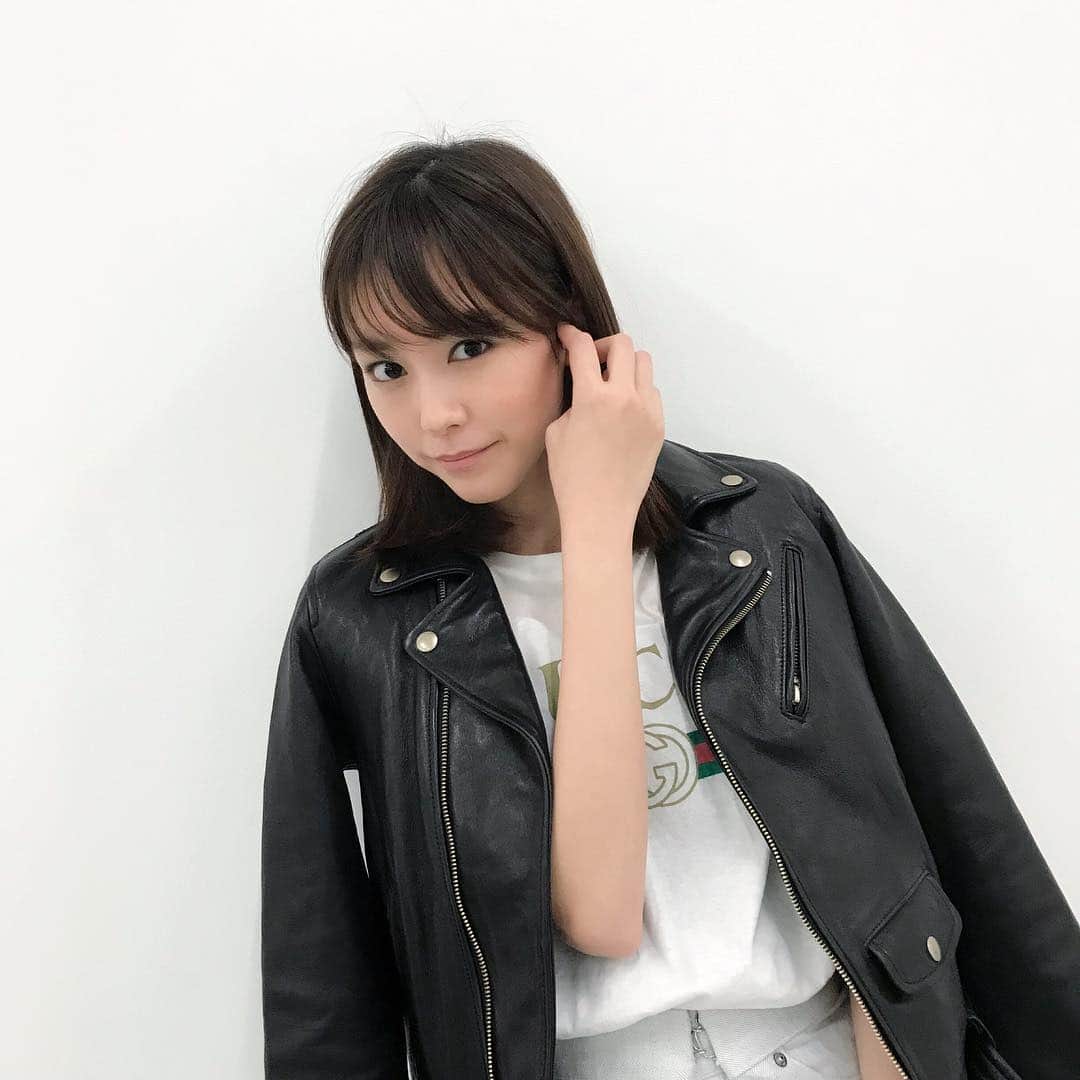 GINGERさんのインスタグラム写真 - (GINGERInstagram)「美玲ちゃんのこの日の私服は、GINGERの撮影でも着用してくれたbeautiful peopleのライダースJK✨ TシャツのGUCCIロゴをアクセントに、大人っぽい着こなしで登場してくれました！ . 「日曜のイベント当選者の皆さん、会えるのを楽しみにしています💕」 . #ginger #桐谷美玲 #beautifulpeople  #ライダースジャケット  #gingermagzine  #ジンジャー #gingerweb #ginger9th #オフショット #gucci #グッチ #ビューティフルピープル」3月16日 12時41分 - ginger_magazine